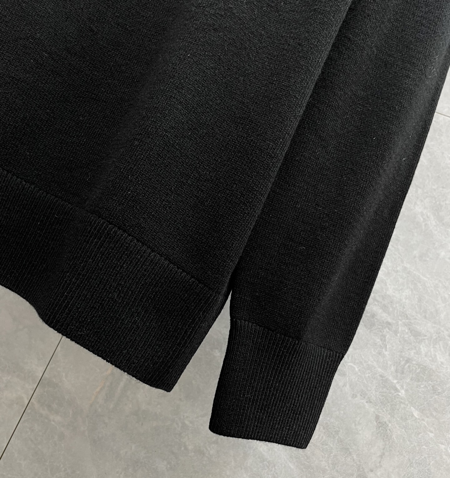 P285 美杜莎(VERSACE)2025秋冬新款男女同款胸口经典美杜莎绵羊毛混纺圆领针织衫毛衣 作为代表着致命的吸引力服饰上的鲜艳色彩 灵感则来至于希腊,埃及,此品来至于贸易公司渠道稀出订单,同步官网发售,代购价格3190RMB!VERS家秋冬季最新经典之作,一件内外兼修的基础款针织衫当下人手必备的搭配利器,直接可以闭眼收走的百搭款式!
具有温度调节特性,可在凉爽时保持温暖,在温暖时保持凉爽,罗纹针织袖口和下摆螺纹  无论是单独穿着还是混穿都可以增加保暖性!基础纯色的款型设计,则是整件单品的亮点所在,将简约干净又不乏高端的气质瞬间展露无遗!男女均无压力上身的通勤款式,非常适合作为目前羽绒服中内搭单品演绎,各位没有理由拒绝的一款毛衣!
颜色:黑色 灰色
尺码推荐:M-3XL码
M码:肩宽4qcm 胸围98cm 衣长66cm 袖长60cm
L码:肩宽42cm 胸围102cm 衣长67cm 袖长61cm
XL码  :肩宽44cm 胸围106cm 衣长68cm 袖长62cm
2XL码:肩宽46cm 胸围114cm 衣长69cm 袖长63cm
3XL码:肩宽46cm 胸围118cm 衣长70cm 袖长64cm