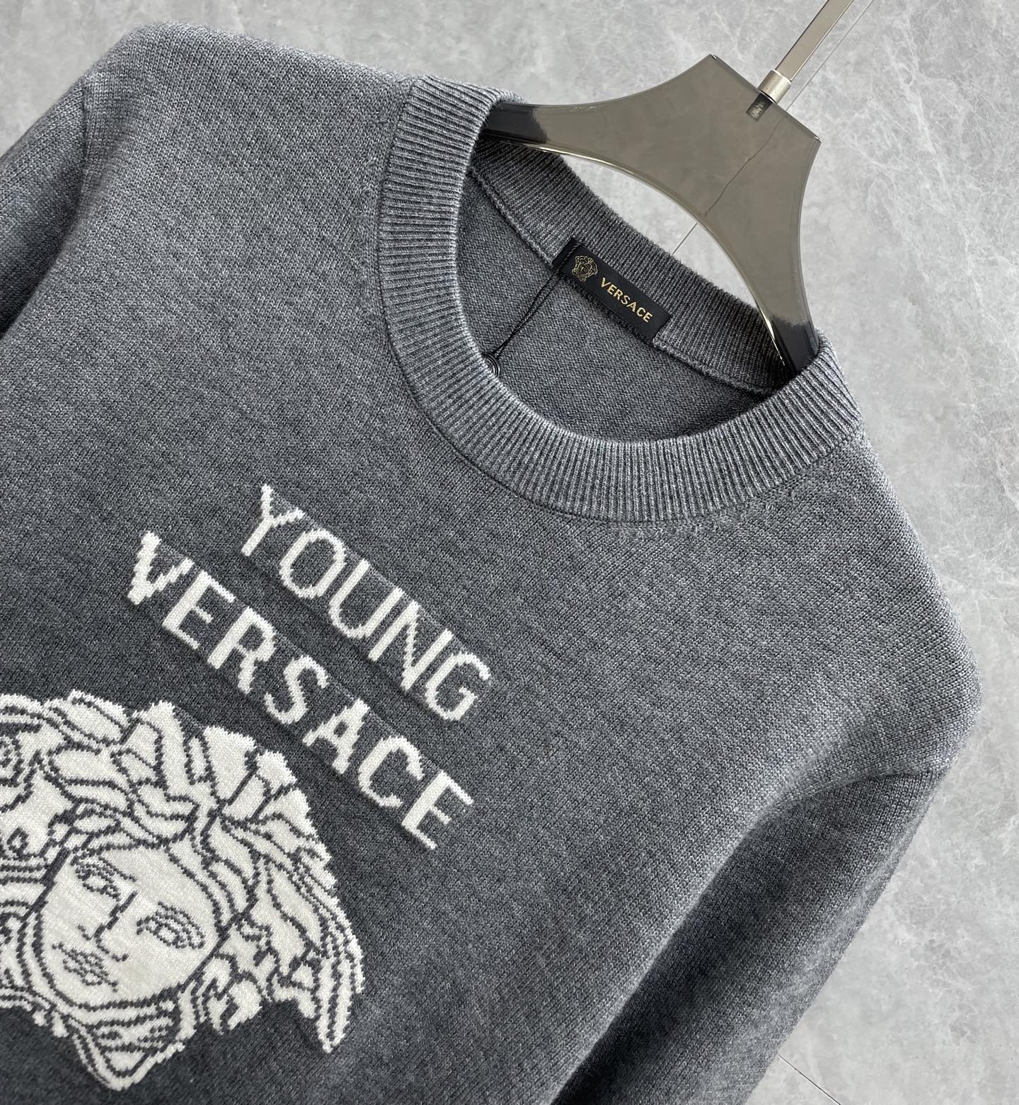 P285 美杜莎(VERSACE)2025秋冬新款男女同款胸口经典美杜莎绵羊毛混纺圆领针织衫毛衣 作为代表着致命的吸引力服饰上的鲜艳色彩 灵感则来至于希腊,埃及,此品来至于贸易公司渠道稀出订单,同步官网发售,代购价格3190RMB!VERS家秋冬季最新经典之作,一件内外兼修的基础款针织衫当下人手必备的搭配利器,直接可以闭眼收走的百搭款式!
具有温度调节特性,可在凉爽时保持温暖,在温暖时保持凉爽,罗纹针织袖口和下摆螺纹  无论是单独穿着还是混穿都可以增加保暖性!基础纯色的款型设计,则是整件单品的亮点所在,将简约干净又不乏高端的气质瞬间展露无遗!男女均无压力上身的通勤款式,非常适合作为目前羽绒服中内搭单品演绎,各位没有理由拒绝的一款毛衣!
颜色:黑色 灰色
尺码推荐:M-3XL码
M码:肩宽4qcm 胸围98cm 衣长66cm 袖长60cm
L码:肩宽42cm 胸围102cm 衣长67cm 袖长61cm
XL码  :肩宽44cm 胸围106cm 衣长68cm 袖长62cm
2XL码:肩宽46cm 胸围114cm 衣长69cm 袖长63cm
3XL码:肩宽46cm 胸围118cm 衣长70cm 袖长64cm