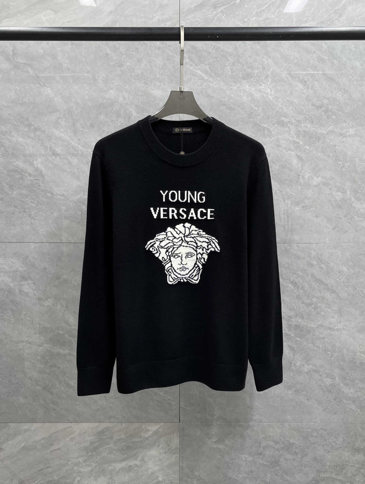 P285 美杜莎(VERSACE)2025秋冬新款男女同款胸口经典美杜莎绵羊毛混纺圆领针织衫毛衣 作为代表着致命的吸引力服饰上的鲜艳色彩 灵感则来至于希腊,埃及,此品来至于贸易公司渠道稀出订单,同步官网发售,代购价格3190RMB!VERS家秋冬季最新经典之作,一件内外兼修的基础款针织衫当下人手必备的搭配利器,直接可以闭眼收走的百搭款式!
具有温度调节特性,可在凉爽时保持温暖,在温暖时保持凉爽,罗纹针织袖口和下摆螺纹  无论是单独穿着还是混穿都可以增加保暖性!基础纯色的款型设计,则是整件单品的亮点所在,将简约干净又不乏高端的气质瞬间展露无遗!男女均无压力上身的通勤款式,非常适合作为目前羽绒服中内搭单品演绎,各位没有理由拒绝的一款毛衣!
颜色:黑色 灰色
尺码推荐:M-3XL码
M码:肩宽4qcm 胸围98cm 衣长66cm 袖长60cm
L码:肩宽42cm 胸围102cm 衣长67cm 袖长61cm
XL码  :肩宽44cm 胸围106cm 衣长68cm 袖长62cm
2XL码:肩宽46cm 胸围114cm 衣长69cm 袖长63cm
3XL码:肩宽46cm 胸围118cm 衣长70cm 袖长64cm