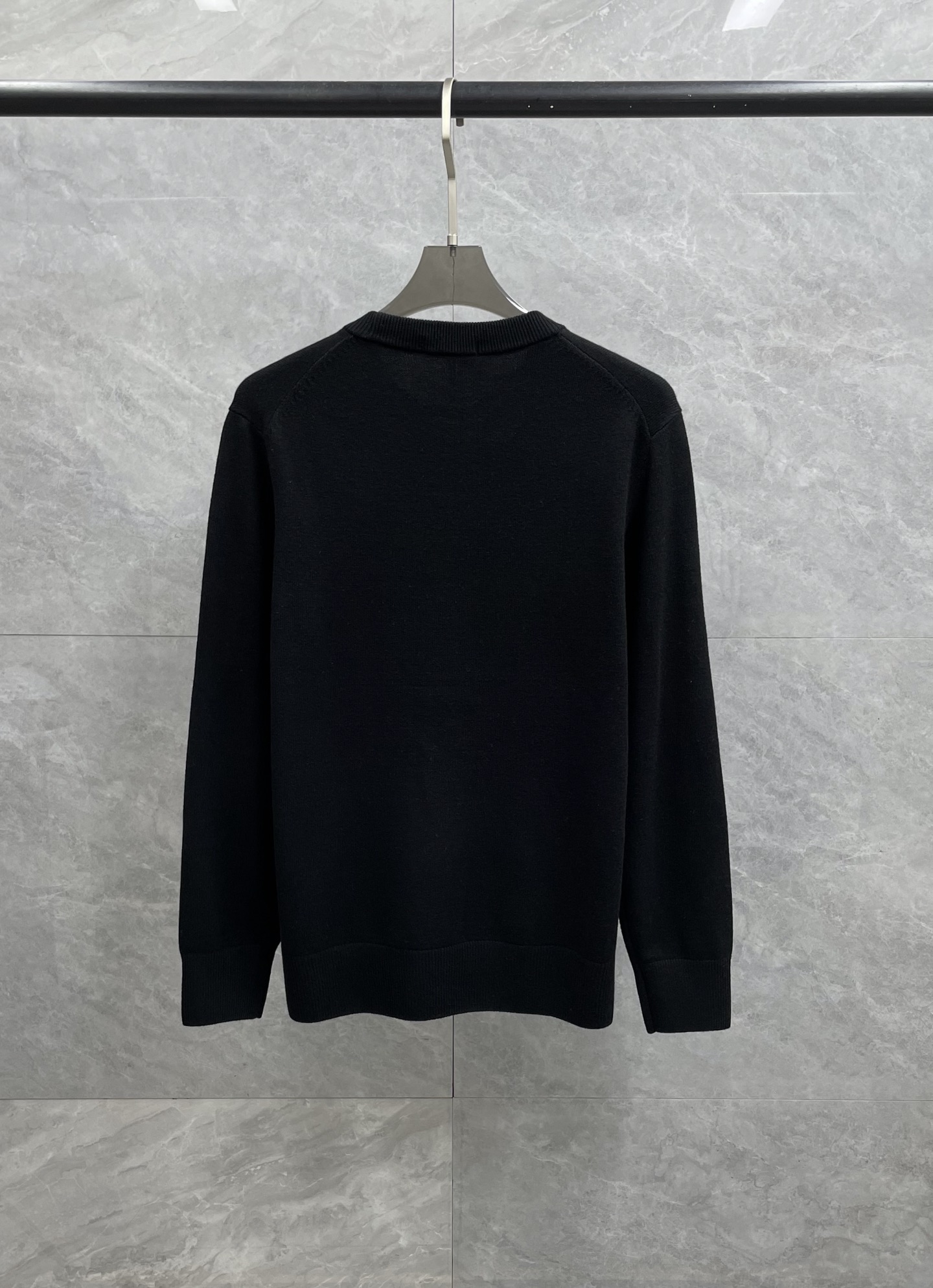 P285 美杜莎(VERSACE)2025秋冬新款男女同款胸口经典美杜莎绵羊毛混纺圆领针织衫毛衣 作为代表着致命的吸引力服饰上的鲜艳色彩 灵感则来至于希腊,埃及,此品来至于贸易公司渠道稀出订单,同步官网发售,代购价格3190RMB!VERS家秋冬季最新经典之作,一件内外兼修的基础款针织衫当下人手必备的搭配利器,直接可以闭眼收走的百搭款式!
具有温度调节特性,可在凉爽时保持温暖,在温暖时保持凉爽,罗纹针织袖口和下摆螺纹  无论是单独穿着还是混穿都可以增加保暖性!基础纯色的款型设计,则是整件单品的亮点所在,将简约干净又不乏高端的气质瞬间展露无遗!男女均无压力上身的通勤款式,非常适合作为目前羽绒服中内搭单品演绎,各位没有理由拒绝的一款毛衣!
颜色:黑色 灰色
尺码推荐:M-3XL码
M码:肩宽4qcm 胸围98cm 衣长66cm 袖长60cm
L码:肩宽42cm 胸围102cm 衣长67cm 袖长61cm
XL码  :肩宽44cm 胸围106cm 衣长68cm 袖长62cm
2XL码:肩宽46cm 胸围114cm 衣长69cm 袖长63cm
3XL码:肩宽46cm 胸围118cm 衣长70cm 袖长64cm