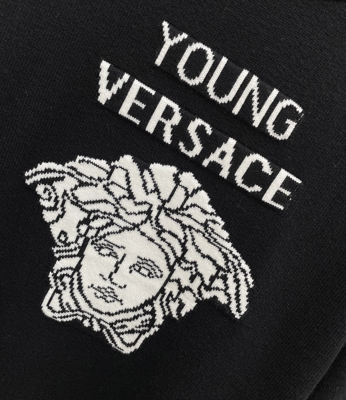 P285 美杜莎(VERSACE)2025秋冬新款男女同款胸口经典美杜莎绵羊毛混纺圆领针织衫毛衣 作为代表着致命的吸引力服饰上的鲜艳色彩 灵感则来至于希腊,埃及,此品来至于贸易公司渠道稀出订单,同步官网发售,代购价格3190RMB!VERS家秋冬季最新经典之作,一件内外兼修的基础款针织衫当下人手必备的搭配利器,直接可以闭眼收走的百搭款式!
具有温度调节特性,可在凉爽时保持温暖,在温暖时保持凉爽,罗纹针织袖口和下摆螺纹  无论是单独穿着还是混穿都可以增加保暖性!基础纯色的款型设计,则是整件单品的亮点所在,将简约干净又不乏高端的气质瞬间展露无遗!男女均无压力上身的通勤款式,非常适合作为目前羽绒服中内搭单品演绎,各位没有理由拒绝的一款毛衣!
颜色:黑色 灰色
尺码推荐:M-3XL码
M码:肩宽4qcm 胸围98cm 衣长66cm 袖长60cm
L码:肩宽42cm 胸围102cm 衣长67cm 袖长61cm
XL码  :肩宽44cm 胸围106cm 衣长68cm 袖长62cm
2XL码:肩宽46cm 胸围114cm 衣长69cm 袖长63cm
3XL码:肩宽46cm 胸围118cm 衣长70cm 袖长64cm