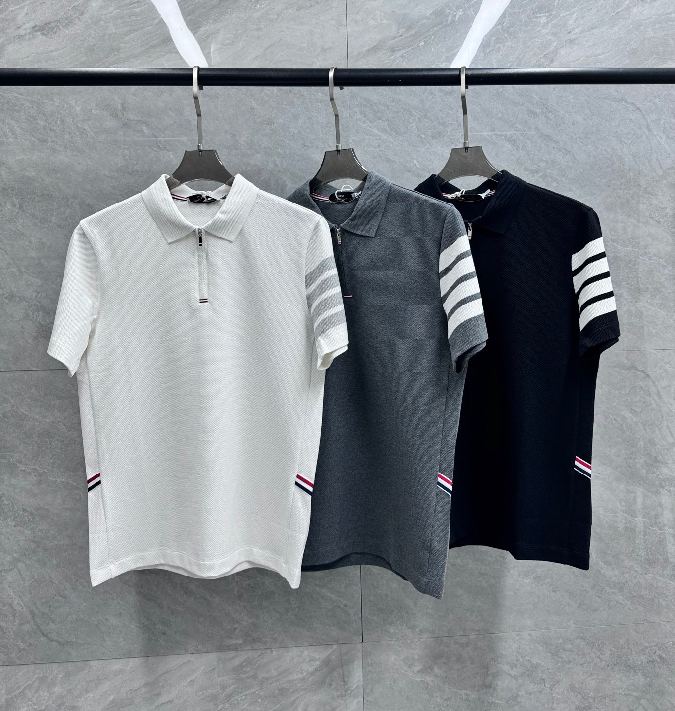 NO:838206,Original original product, close your eyes and accept it!  Trading company original order channel!  TB home Tom Brown high-end fashion aesthetic half zip men's fashion casual short-sleeved spandex long-staple cotton spandex blend sleeve arm four-bar polo POLO shirt short sleeve  The overall shape design perfectly follows Tom Brown's modern minimalist tone, interpreting urban noble fashion to the extreme. The classic four-bar element is cleverly embellished on the collar, which is a soul-like embellishment that highlights the brand's characteristics. The overall shape is clean and neat, and the upper body can easily highlight the temperament and fashion sense, making it both capable and handsome but also casual and comfortable!  Metal zippers, both of which are in noble gold tones, are very recognizable and highlight the overall sense of luxury and high-end!  The fabric is made of spandex long-staple cotton blended fabric, custom-woven and dyed in the garment process of an old-fashioned workshop. It is an extremely luxurious and special material. The fabric properties are all of the highest quality. The fabric has extremely high gloss, the mesh structure is delicate and natural, the comfort and breathability are perfect, the tactile experience is self-evident, and the ultimate luxury enjoyment!  The details of the accessories are made using cutting-edge electroplating alloy technology, and the details are quite outstanding. The four-bar logo is engraved on it, which is very luxurious!  Color Black White Gray Size M-3XL Size M Shoulder Width 43cm Bust 100cm Length 66 Size L Shoulder Width 44cm Bust 104cm Length 67  Length 70,,thom browne,T-shirt,19860909原版原单货,闭眼收！贸易公司原单渠道！TB家汤姆*布朗高端时尚美学半拉链男士时尚休闲短袖氨纶长绒棉氨纶混纺袖臂四杠马球POLO衫短袖 整体的形态设计,完美沿袭了汤姆*布朗现代极简主义基调,将都市高贵时尚阐释到极致,经典的四杠元素,巧妙点缀于领面处,属于灵魂式的点缀,凸显了品牌特质,整体的造型干净利落,上身极易凸显气质和时髦感,即干练帅气亦随性惬意！金属拉链,两者皆为高贵的金色调,辨识度非常鲜明,凸显出整体的轻奢与高级感！ 面料甄选氨纶长绒棉混纺面料,老牌工坊成衣工序定织定染,极为奢华特殊的材质,面料属性皆为上乘,面料光泽度极高,网眼结构细腻自然,舒适性与透气性完美兼备,触感体验不言而喻,奢华极致享受！辅料细节采用顶尖电镀合金工艺制作,细节颇为出色,上面镌刻有四杠标识,极具奢华感！ 颜色黑色 白色 灰色 尺码M-3XL码 M码肩宽43cm 胸围100cm衣长66 L码肩宽44cm 胸围104cm 衣长67 XL码肩宽45cm 胸围108cm衣长68 2XL码:肩宽46cm 胸围112cm 衣长69 3XL码:肩宽47cm 胸围116cm 衣长70,,thom browne,T-shirt,,Men's clothing