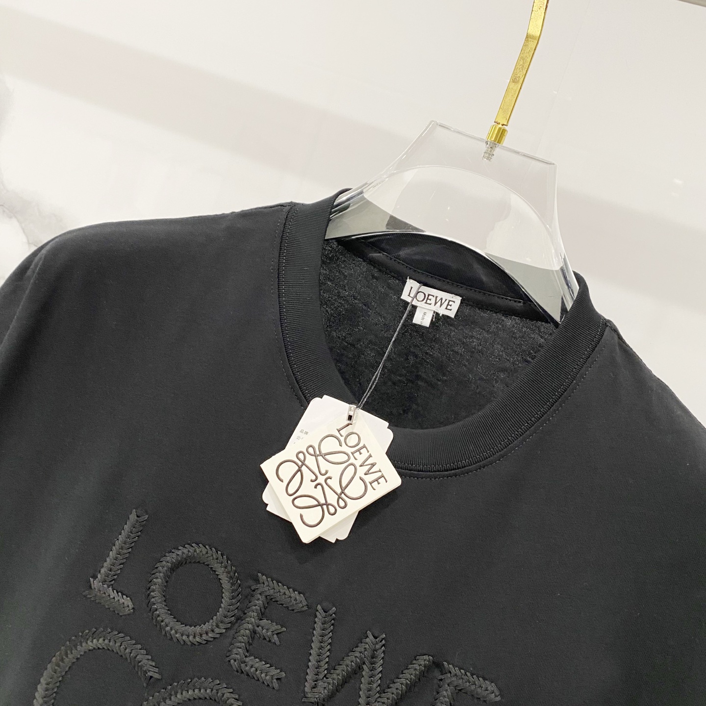💰80
LOEWE/罗意威-纯棉260克圆领T恤
前幅编织刺绣🪡工艺字母图腾LOGO
纯原品质 原版面料100 ％棉质
百搭时尚 轻奢潮流
吊牌 领标 洗水 三标齐全
尺码:XS-L
颜色:黑色.杏色.粉色.浅绿色