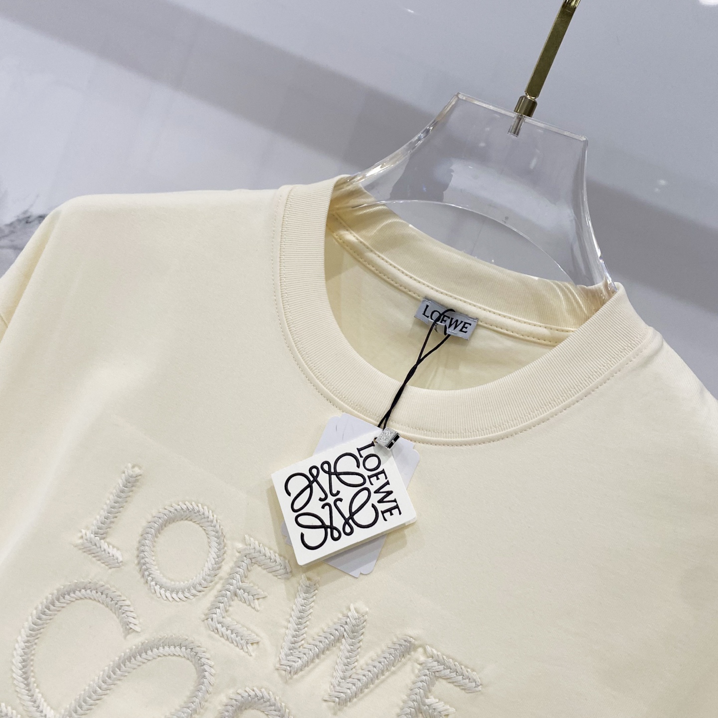 💰80
LOEWE/罗意威-纯棉260克圆领T恤
前幅编织刺绣🪡工艺字母图腾LOGO
纯原品质 原版面料100 ％棉质
百搭时尚 轻奢潮流
吊牌 领标 洗水 三标齐全
尺码:XS-L
颜色:黑色.杏色.粉色.浅绿色