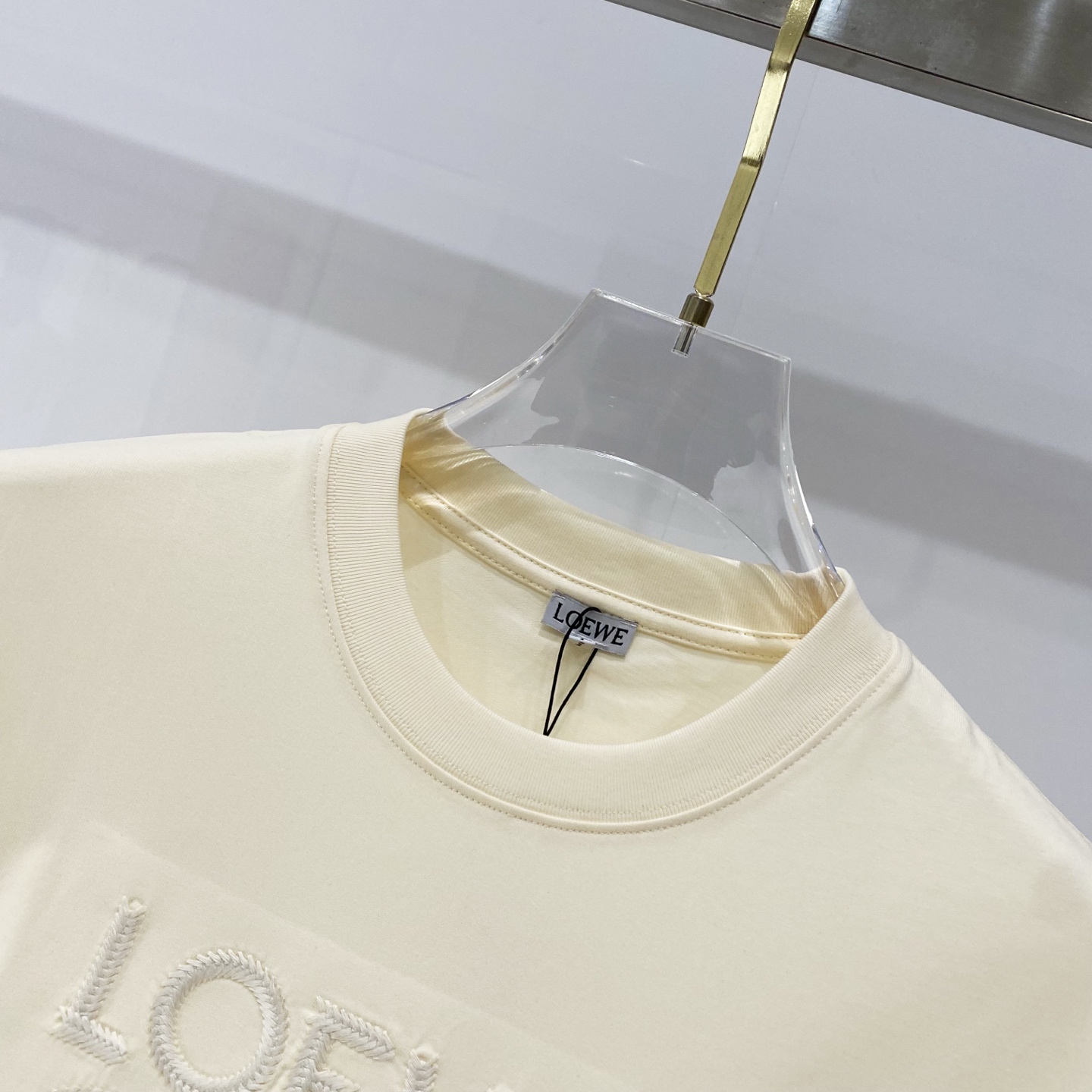 💰80
LOEWE/罗意威-纯棉260克圆领T恤
前幅编织刺绣🪡工艺字母图腾LOGO
纯原品质 原版面料100 ％棉质
百搭时尚 轻奢潮流
吊牌 领标 洗水 三标齐全
尺码:XS-L
颜色:黑色.杏色.粉色.浅绿色