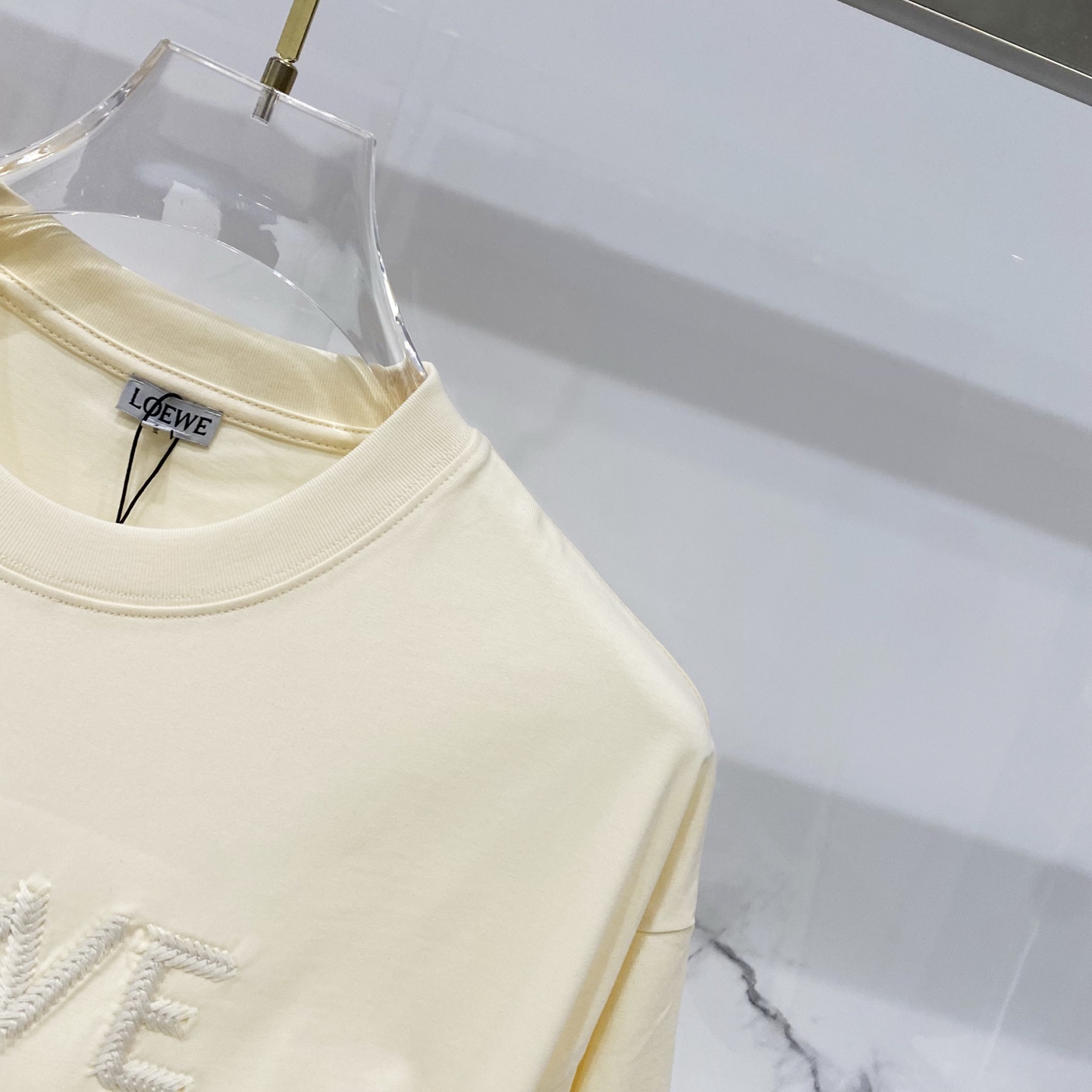 💰80
LOEWE/罗意威-纯棉260克圆领T恤
前幅编织刺绣🪡工艺字母图腾LOGO
纯原品质 原版面料100 ％棉质
百搭时尚 轻奢潮流
吊牌 领标 洗水 三标齐全
尺码:XS-L
颜色:黑色.杏色.粉色.浅绿色