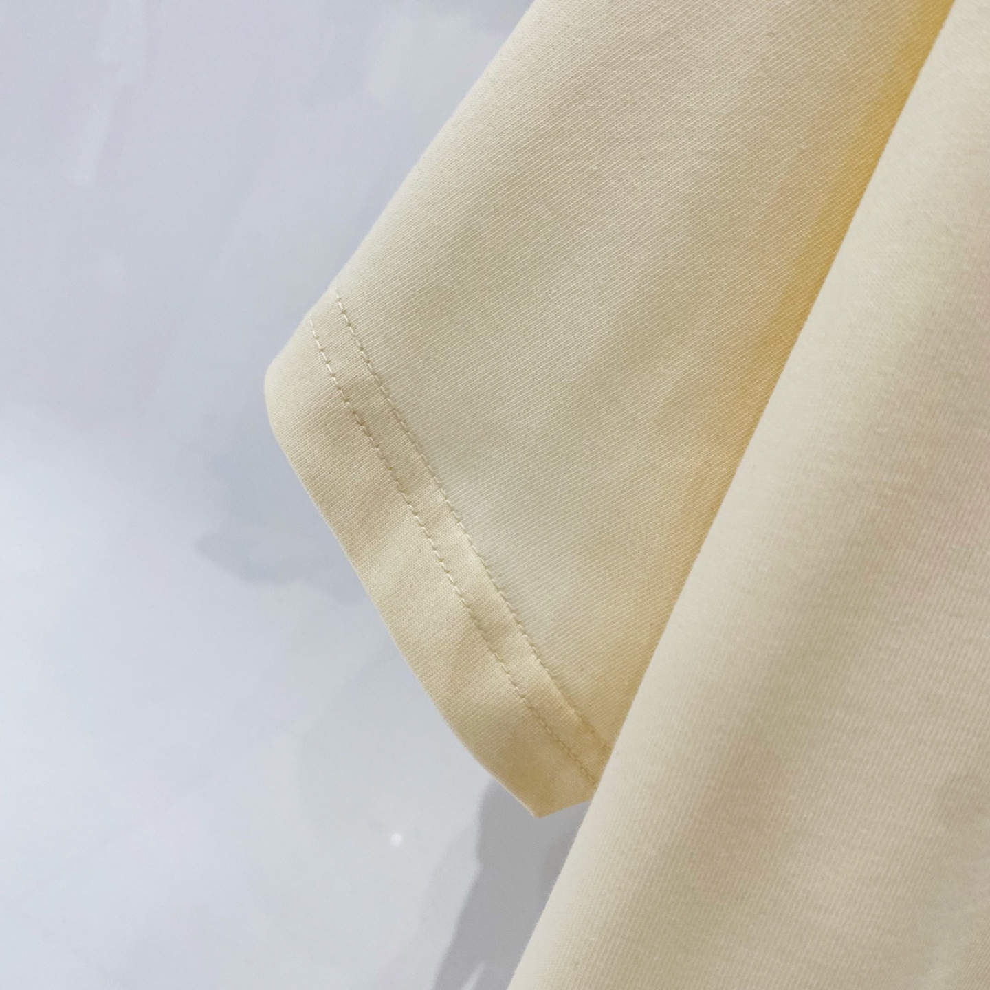 💰80
LOEWE/罗意威-纯棉260克圆领T恤
前幅编织刺绣🪡工艺字母图腾LOGO
纯原品质 原版面料100 ％棉质
百搭时尚 轻奢潮流
吊牌 领标 洗水 三标齐全
尺码:XS-L
颜色:黑色.杏色.粉色.浅绿色