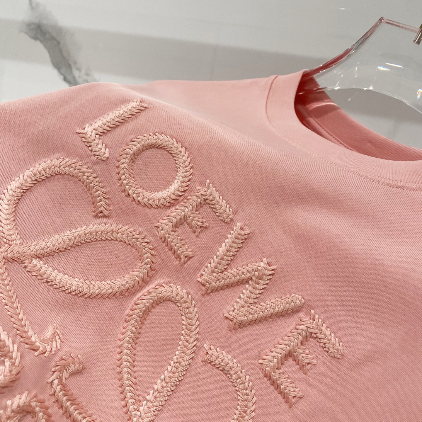 💰80
LOEWE/罗意威-纯棉260克圆领T恤
前幅编织刺绣🪡工艺字母图腾LOGO
纯原品质 原版面料100 ％棉质
百搭时尚 轻奢潮流
吊牌 领标 洗水 三标齐全
尺码:XS-L
颜色:黑色.杏色.粉色.浅绿色