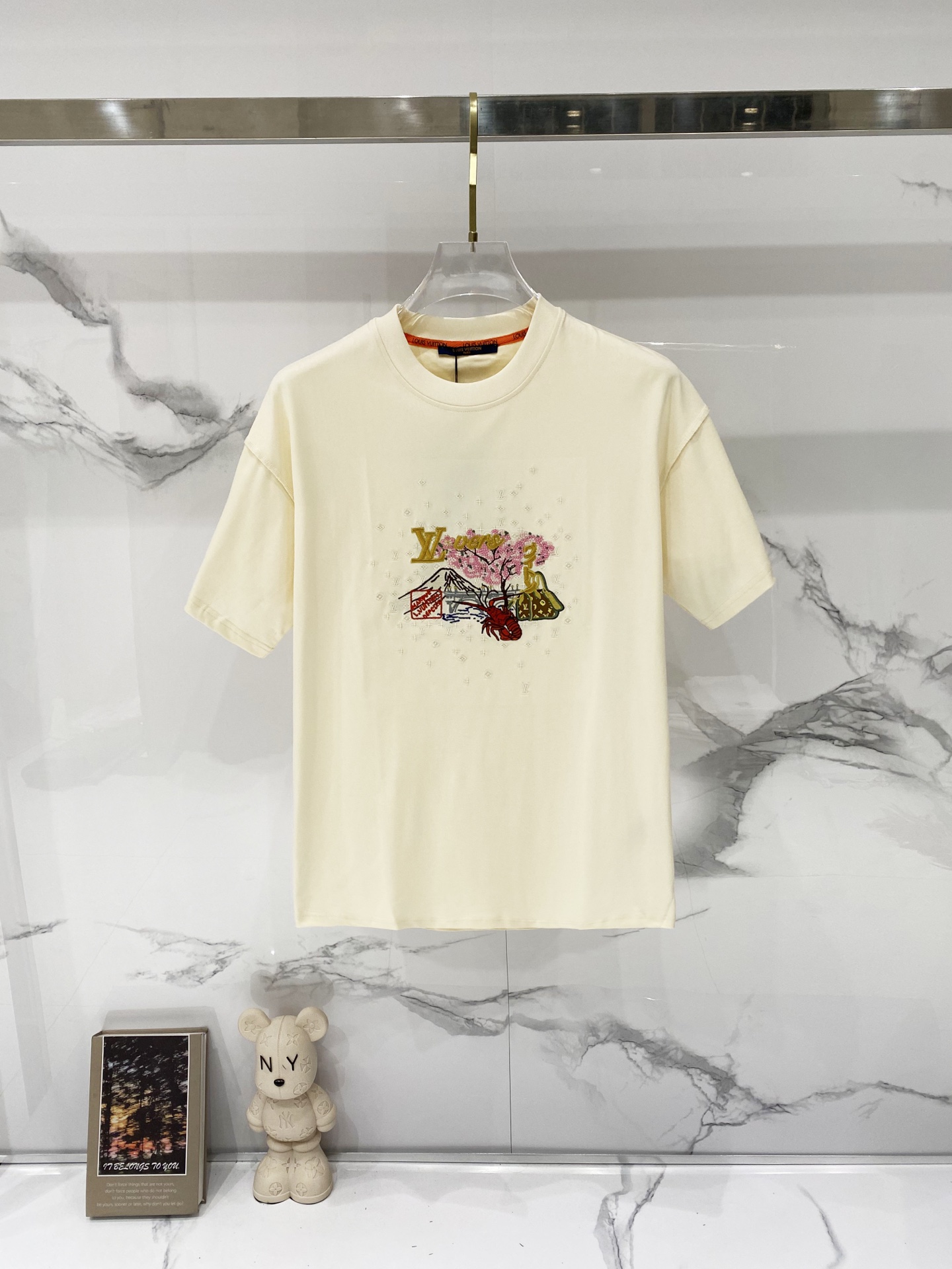 P75 louis Vuitton/Louis Vuitton - camiseta de cuello redondo de puro algodón 260 g, letra langosta estilo pasarela🦞 bo…