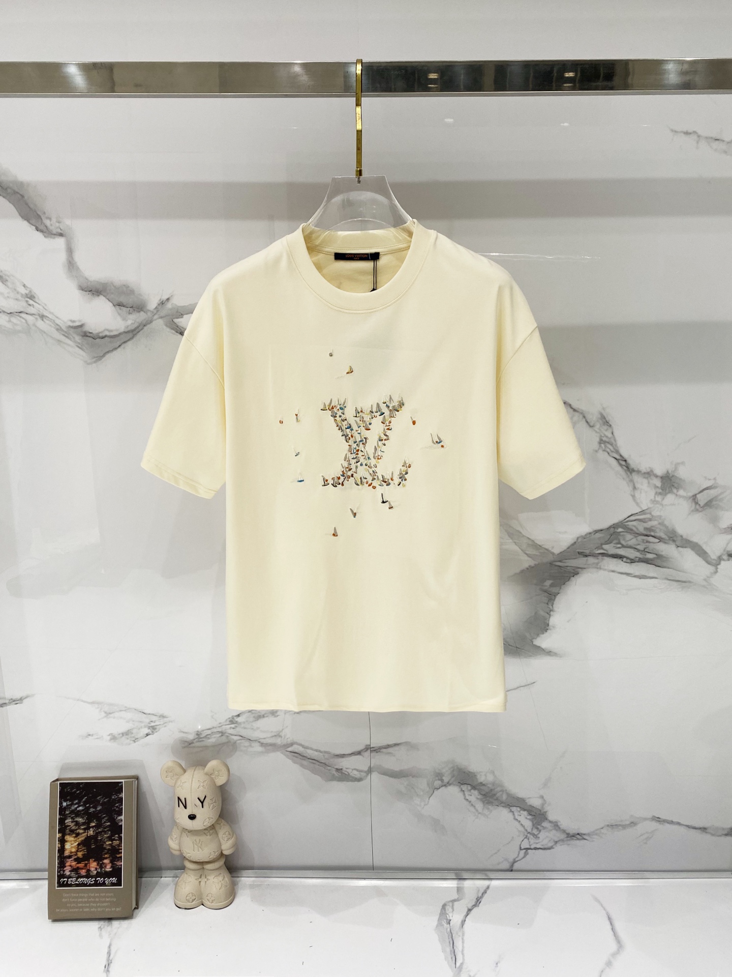 P75 louis Vuitton/Louis Vuitton - camiseta de puro algodón 260 g con cuello redondo, velero pequeño ⛵️ monograma bordad…