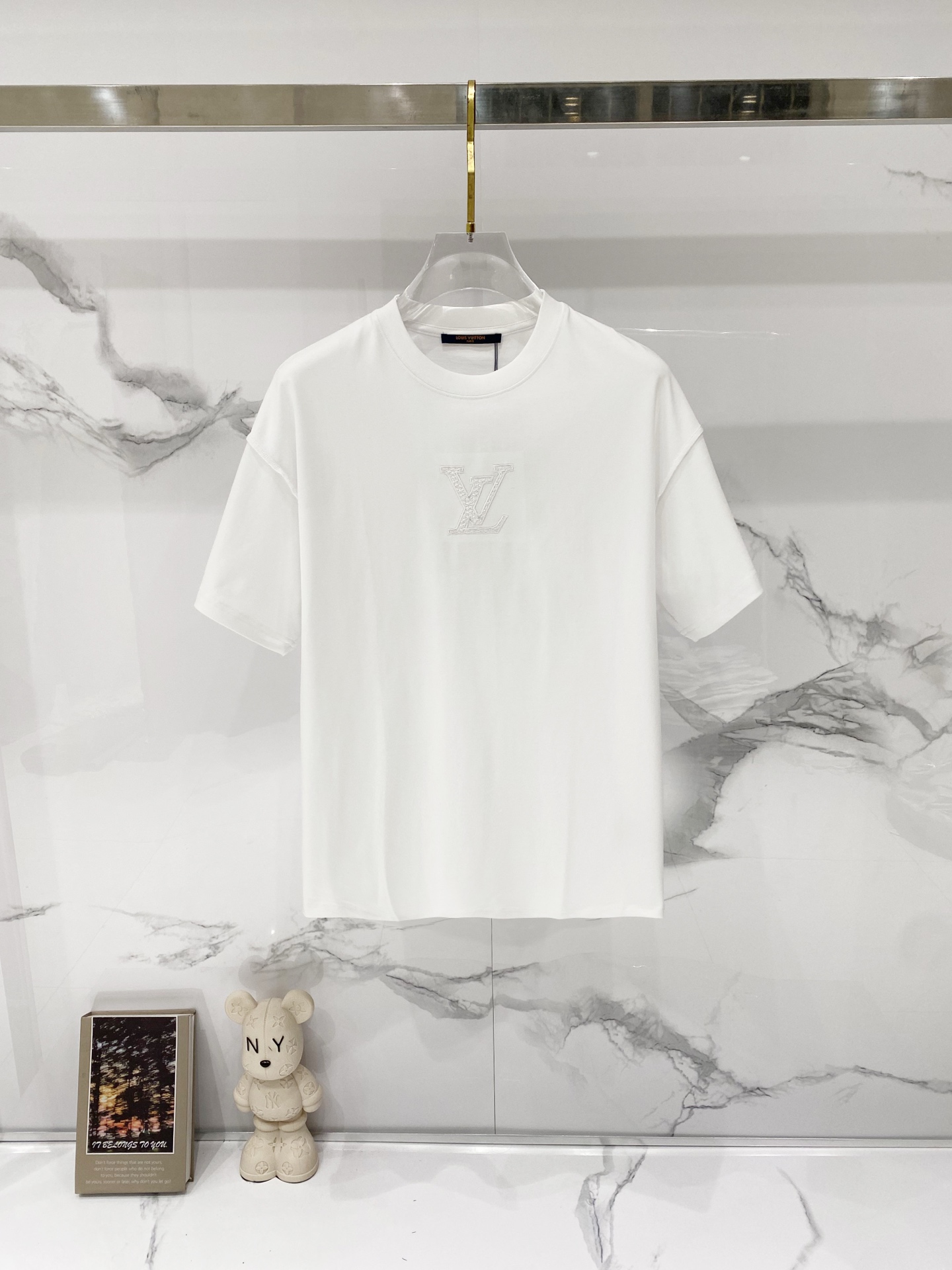 P75 louis Vuitton/Louis Vuitton - camiseta de puro algodón 260 g con cuello redondo, letras bordadas en la parte delant…