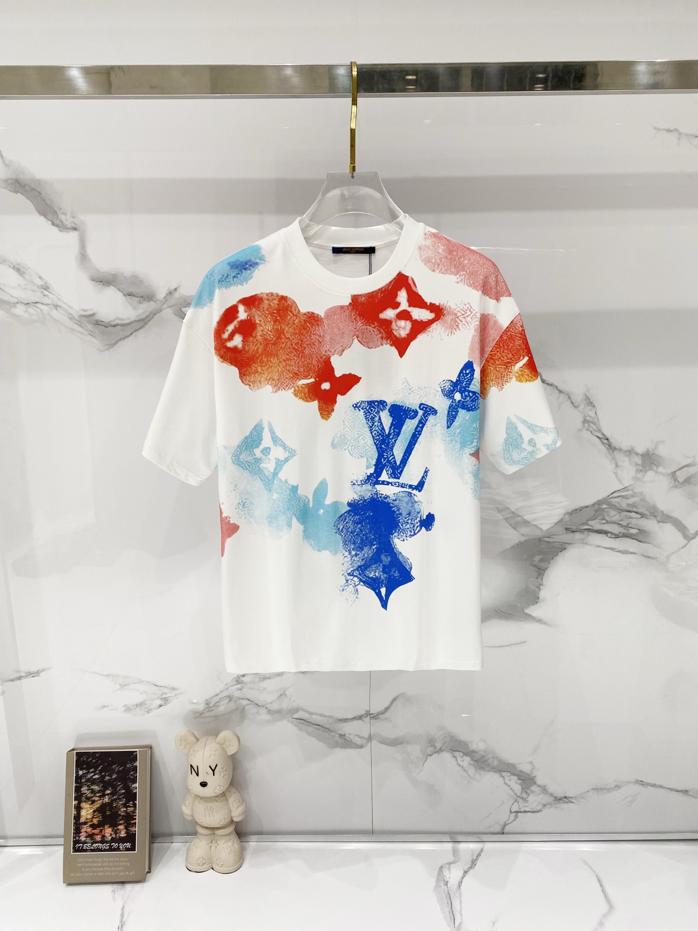 P75 louis Vuitton/Louis Vuitton - camiseta de cuello redondo de puro algodón 260 g, letras grandes teñidas con logo est…