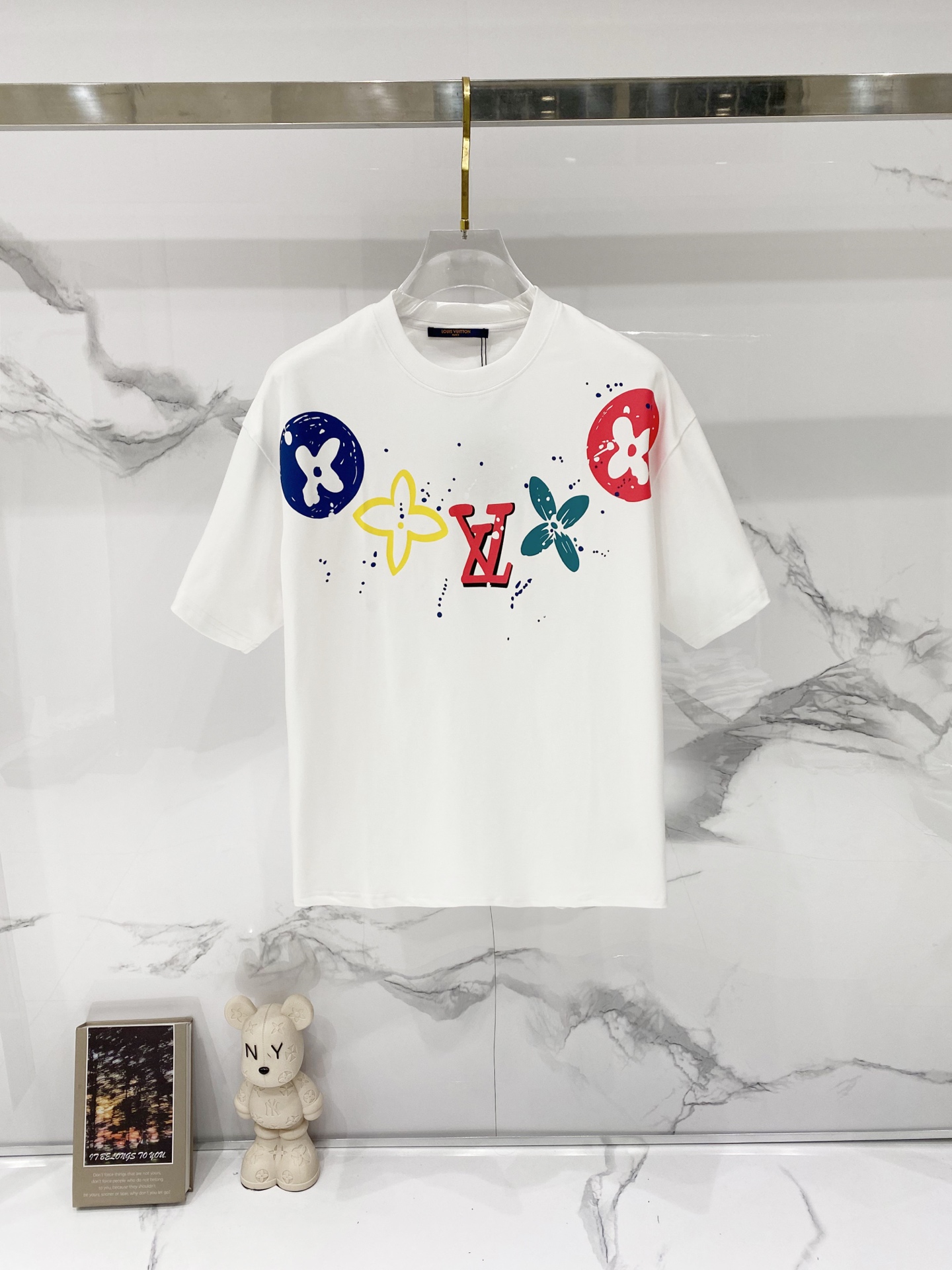 P75 louis Vuitton/Louis Vuitton: camiseta con cuello redondo de puro algodón de 260 g, logotipo con estampado de graffi…