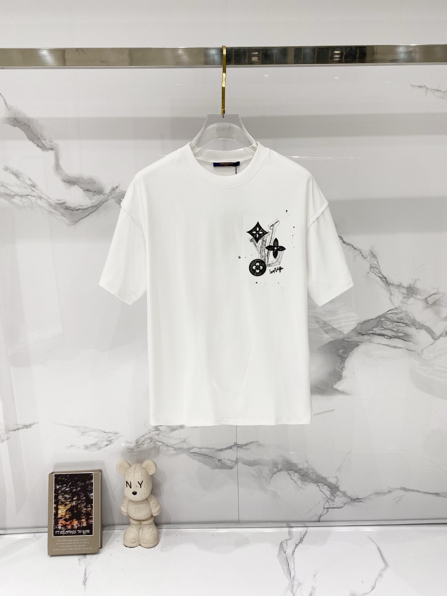 P75 louis Vuitton/Louis Vuitton: camiseta de cuello redondo de puro algodón de 260 g con letras estampadas y logo de tr…