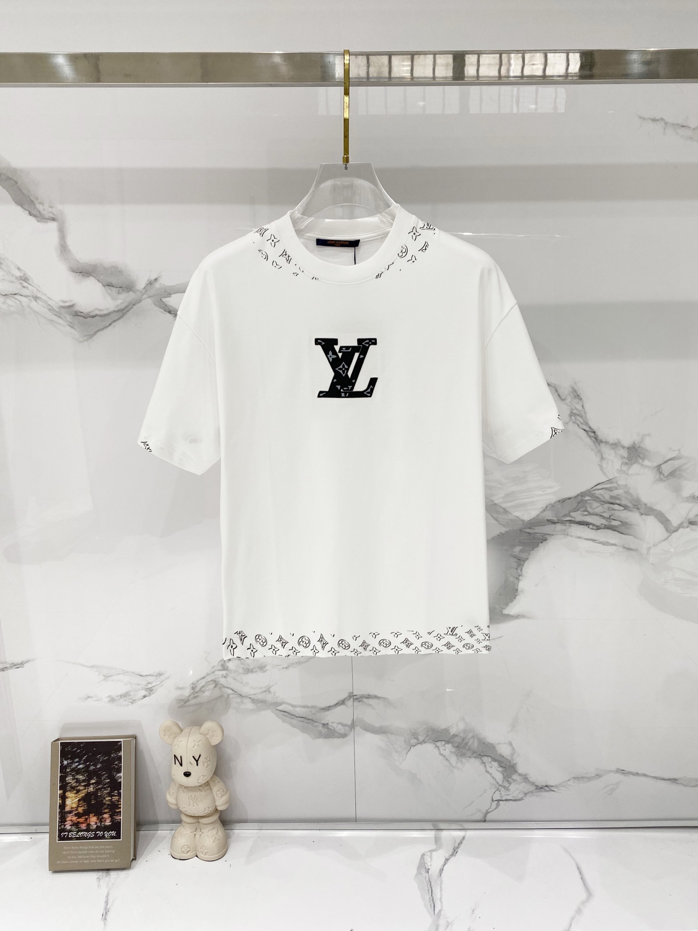 P75 louis Vuitton/Louis Vuitton - Camiseta de cuello redondo de puro algodón de 260 g con bordado de cuero y la letra L…