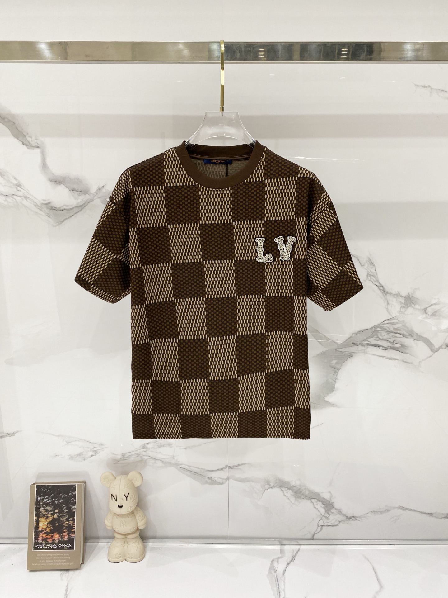 P75 louis Vuitton/Louis Vuitton - Camiseta personalizada con cuello redondo en tejido, estampado clásico de damero, ped…