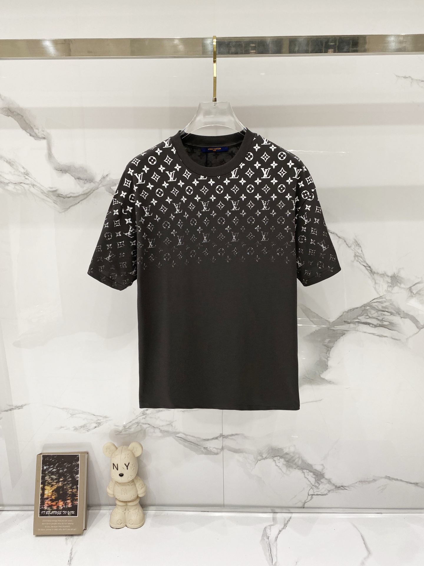 P75 louis Vuitton/Louis Vuitton: camiseta con cuello redondo de puro algodón de 260 g, logotipo impreso con la letra de…