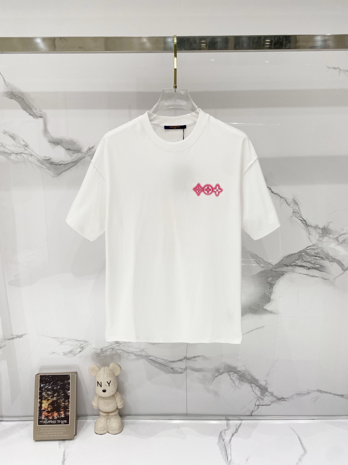 P75 louis Vuitton/Louis Vuitton - camiseta de cuello redondo de puro algodón 260 g, nube de etiqueta pequeña de trébol …