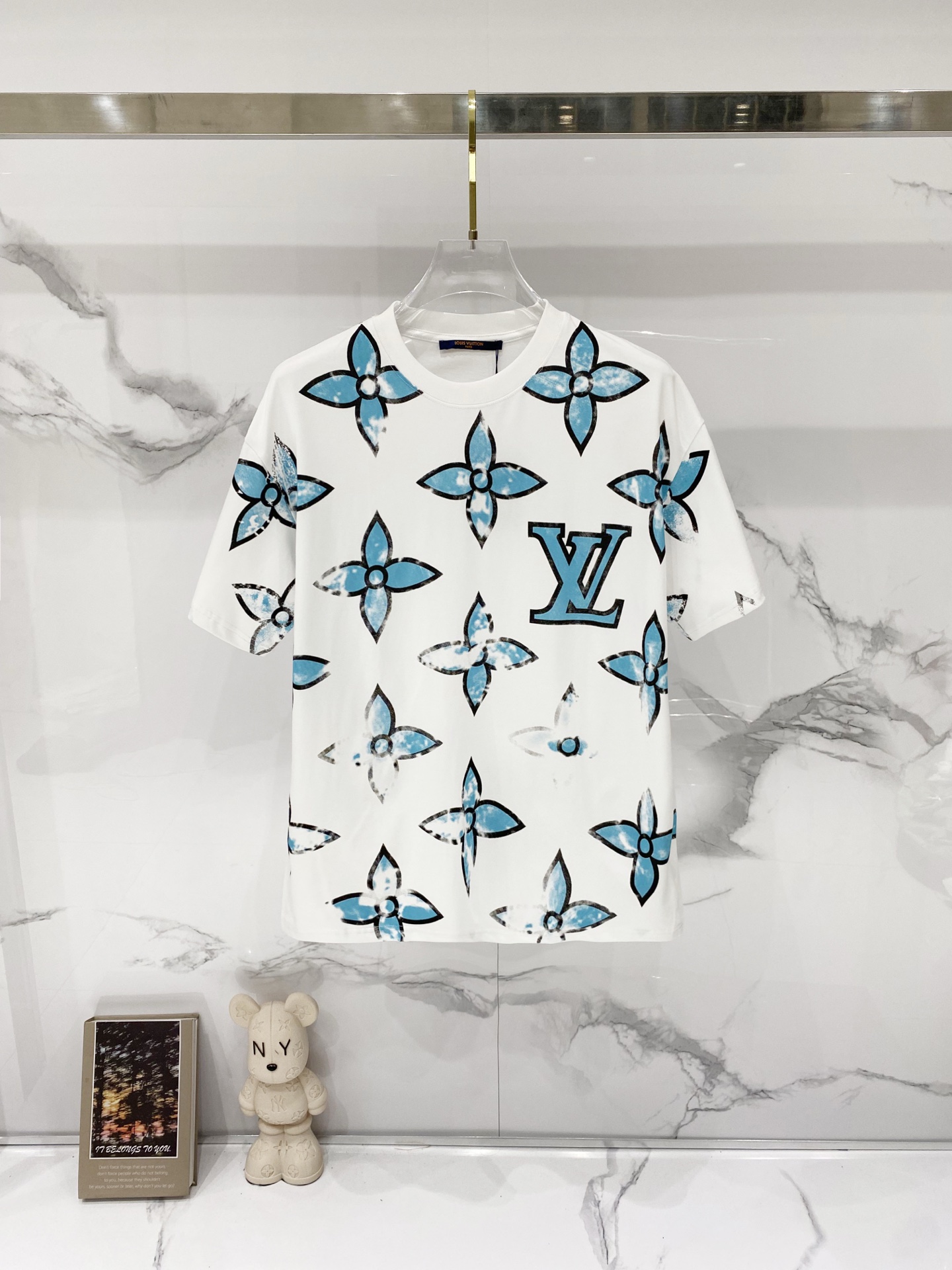 P75 louis Vuitton/Louis Vuitton - Camiseta de cuello redondo de puro algodón de 260 g, letra de trébol de cuatro hojas …