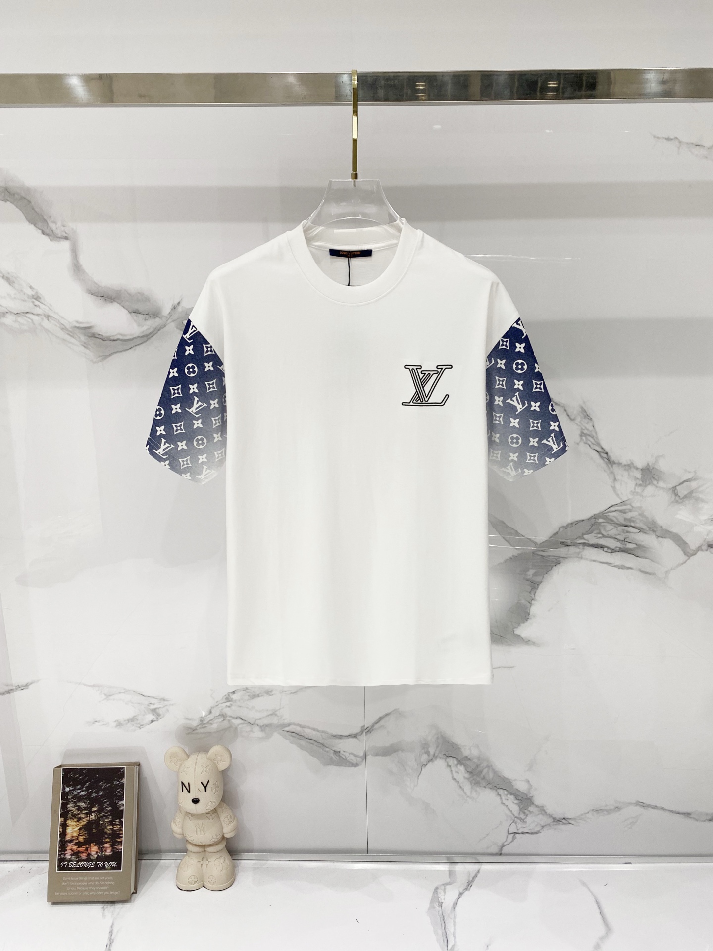 P75 louis Vuitton/Louis Vuitton - Camiseta de cuello redondo de puro algodón de 260 g con bordado de letras tridimensio…