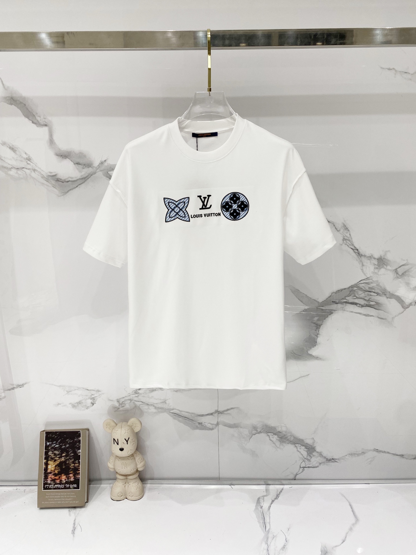 P75 louis Vuitton/Louis Vuitton - camiseta con cuello redondo de puro algodón de 260 g, trébol de cuatro hojas de la ma…