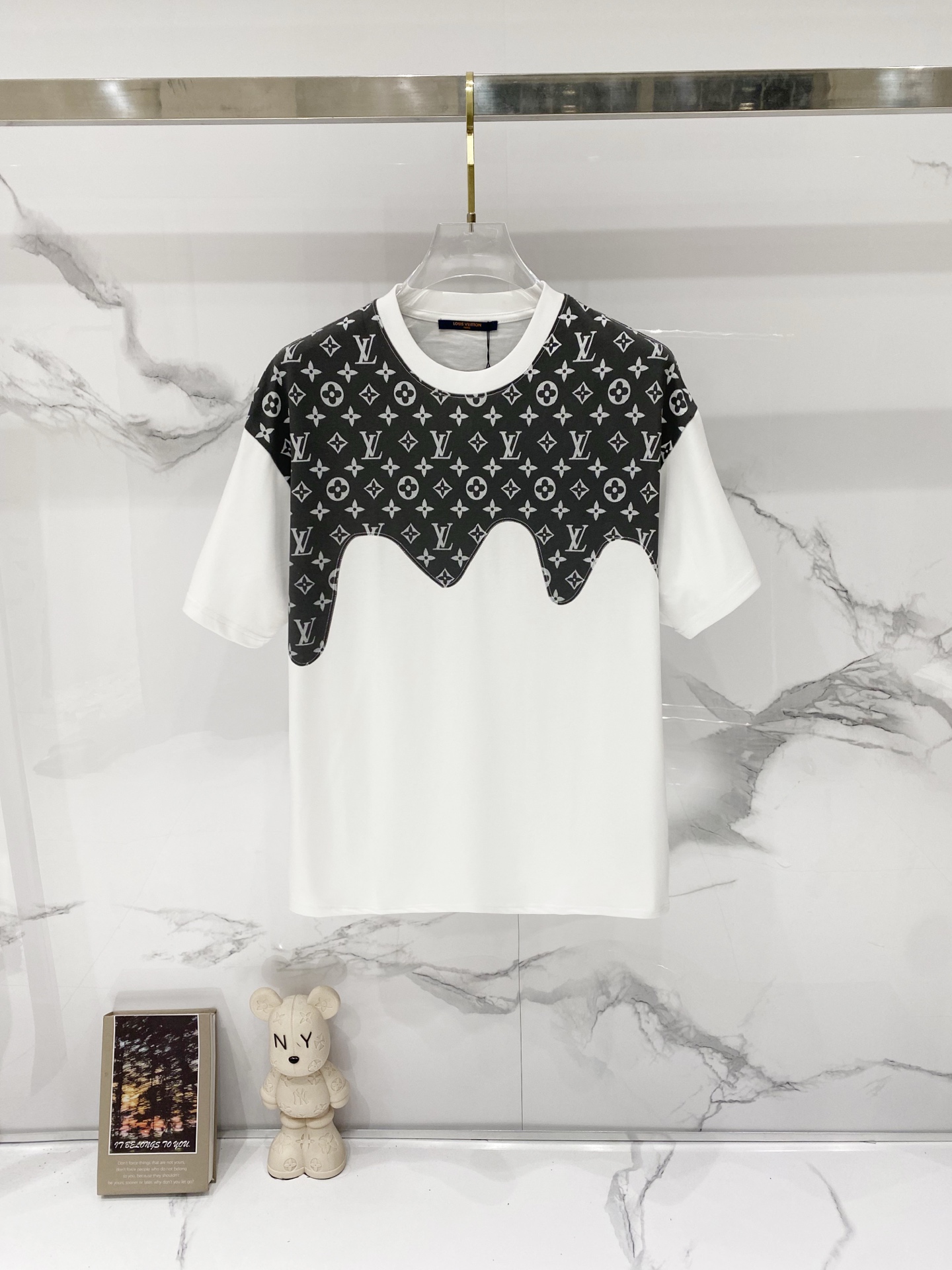 P75 louis Vuitton/Louis Vuitton: camiseta con cuello redondo de puro algodón de 260 g, letra antigua clásica con estamp…