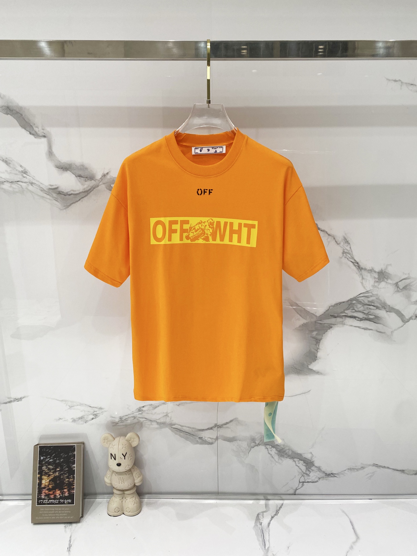P75 OFF-white/algodón puro 260g camiseta de cuello redondo, estampado de letras de coche de carreras 🏎️ y flecha ➡️ en…