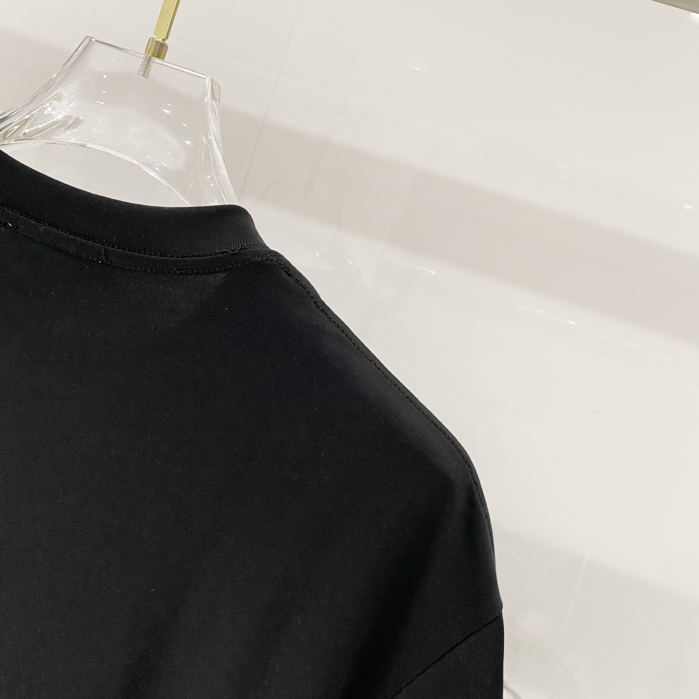 💰80
💰RADA-/普拉达-纯棉260克圆领T恤
印花小字母LOGO三角标铁牌徽章
纯原品质 原版面料100 ％棉质
百搭时尚 轻奢潮流
吊牌 领标 洗水 三标齐全
尺码:XS-L
颜色:黑色.白色