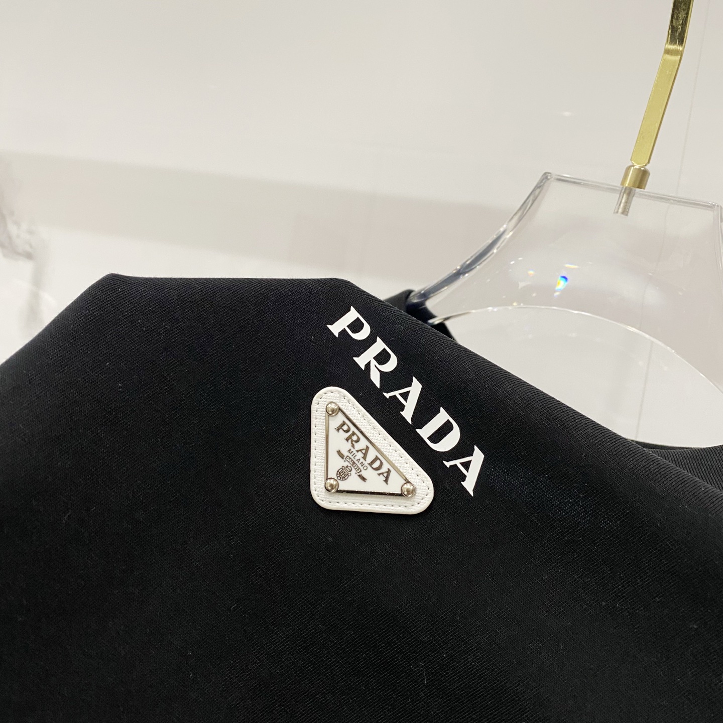 💰80
💰RADA-/普拉达-纯棉260克圆领T恤
印花小字母LOGO三角标铁牌徽章
纯原品质 原版面料100 ％棉质
百搭时尚 轻奢潮流
吊牌 领标 洗水 三标齐全
尺码:XS-L
颜色:黑色.白色