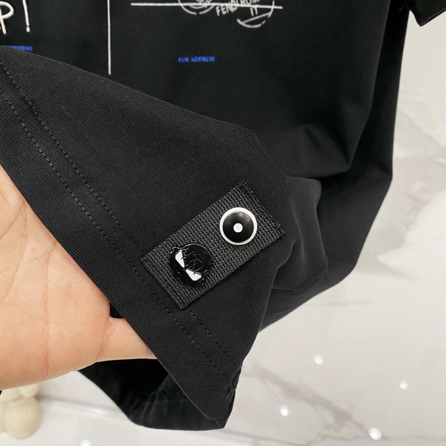 💰80
FENDI-芬迪/纯棉260克圆领T恤
前后幅字母图案印花LOGO标识小眼睛五金
纯原品质 原版面料100 ％棉质
百搭时尚 轻奢潮流
吊牌 领标 洗水 三标齐全
尺码:XS-L
颜色:黑色.杏色