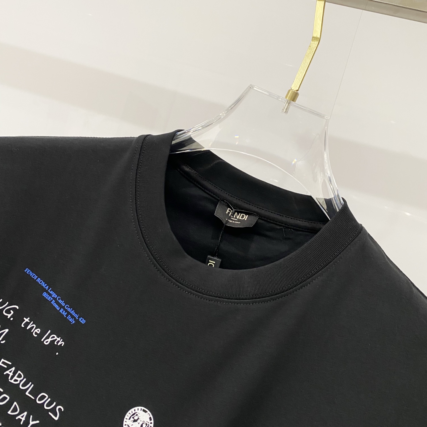 💰80
FENDI-芬迪/纯棉260克圆领T恤
前后幅字母图案印花LOGO标识小眼睛五金
纯原品质 原版面料100 ％棉质
百搭时尚 轻奢潮流
吊牌 领标 洗水 三标齐全
尺码:XS-L
颜色:黑色.杏色