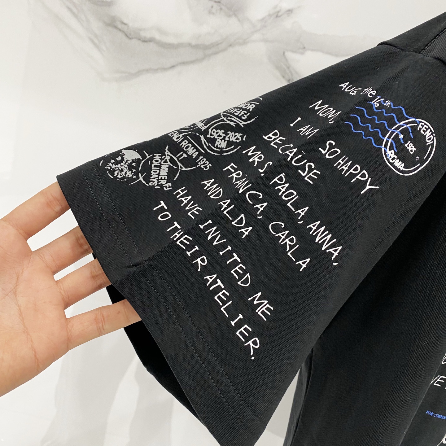 💰80
FENDI-芬迪/纯棉260克圆领T恤
前后幅字母图案印花LOGO标识小眼睛五金
纯原品质 原版面料100 ％棉质
百搭时尚 轻奢潮流
吊牌 领标 洗水 三标齐全
尺码:XS-L
颜色:黑色.杏色