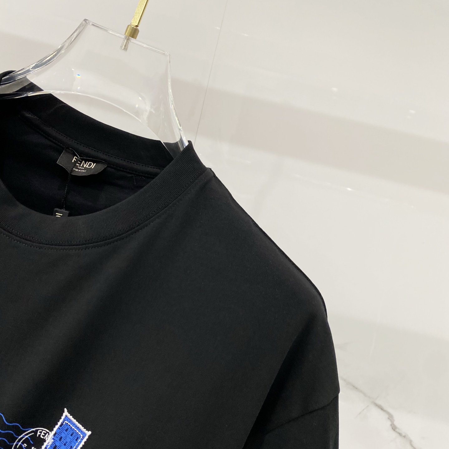 💰80
FENDI-芬迪/纯棉260克圆领T恤
前后幅字母图案印花LOGO标识小眼睛五金
纯原品质 原版面料100 ％棉质
百搭时尚 轻奢潮流
吊牌 领标 洗水 三标齐全
尺码:XS-L
颜色:黑色.杏色