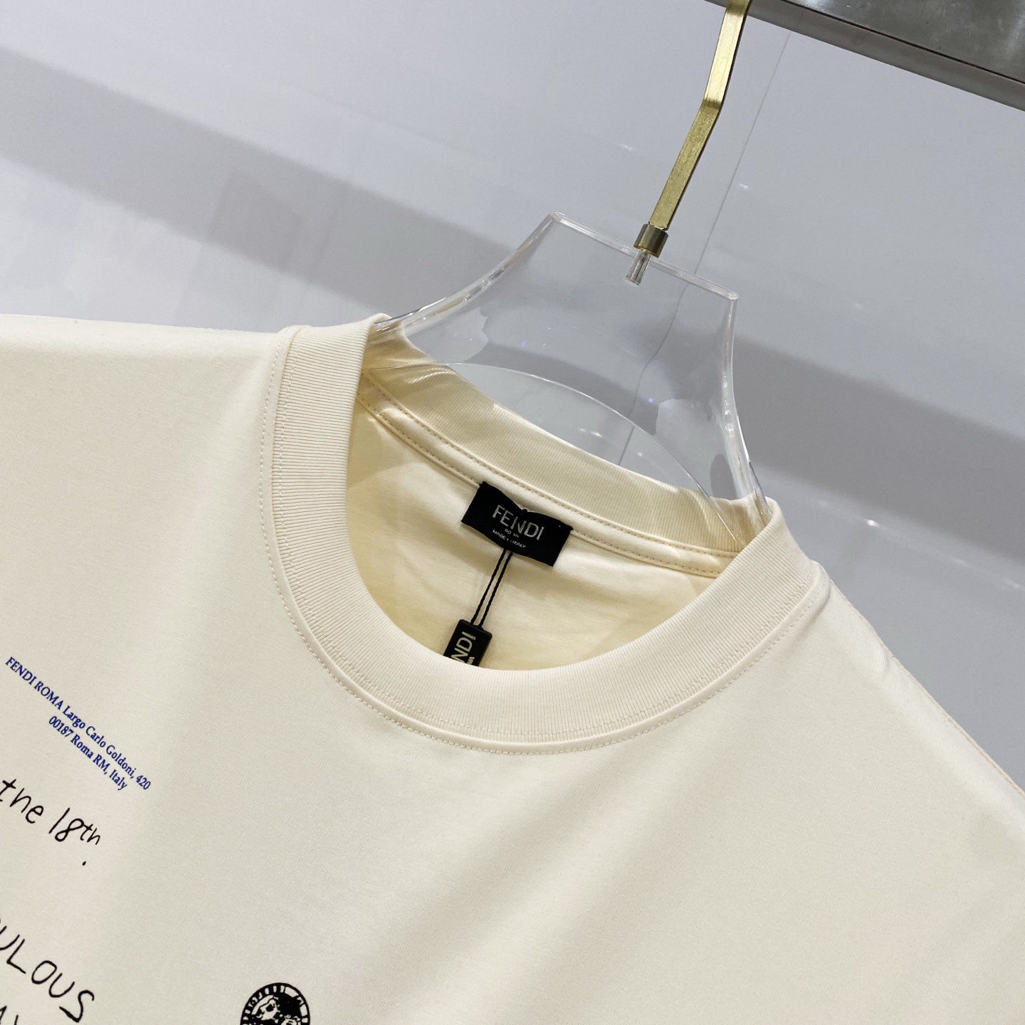 💰80
FENDI-芬迪/纯棉260克圆领T恤
前后幅字母图案印花LOGO标识小眼睛五金
纯原品质 原版面料100 ％棉质
百搭时尚 轻奢潮流
吊牌 领标 洗水 三标齐全
尺码:XS-L
颜色:黑色.杏色