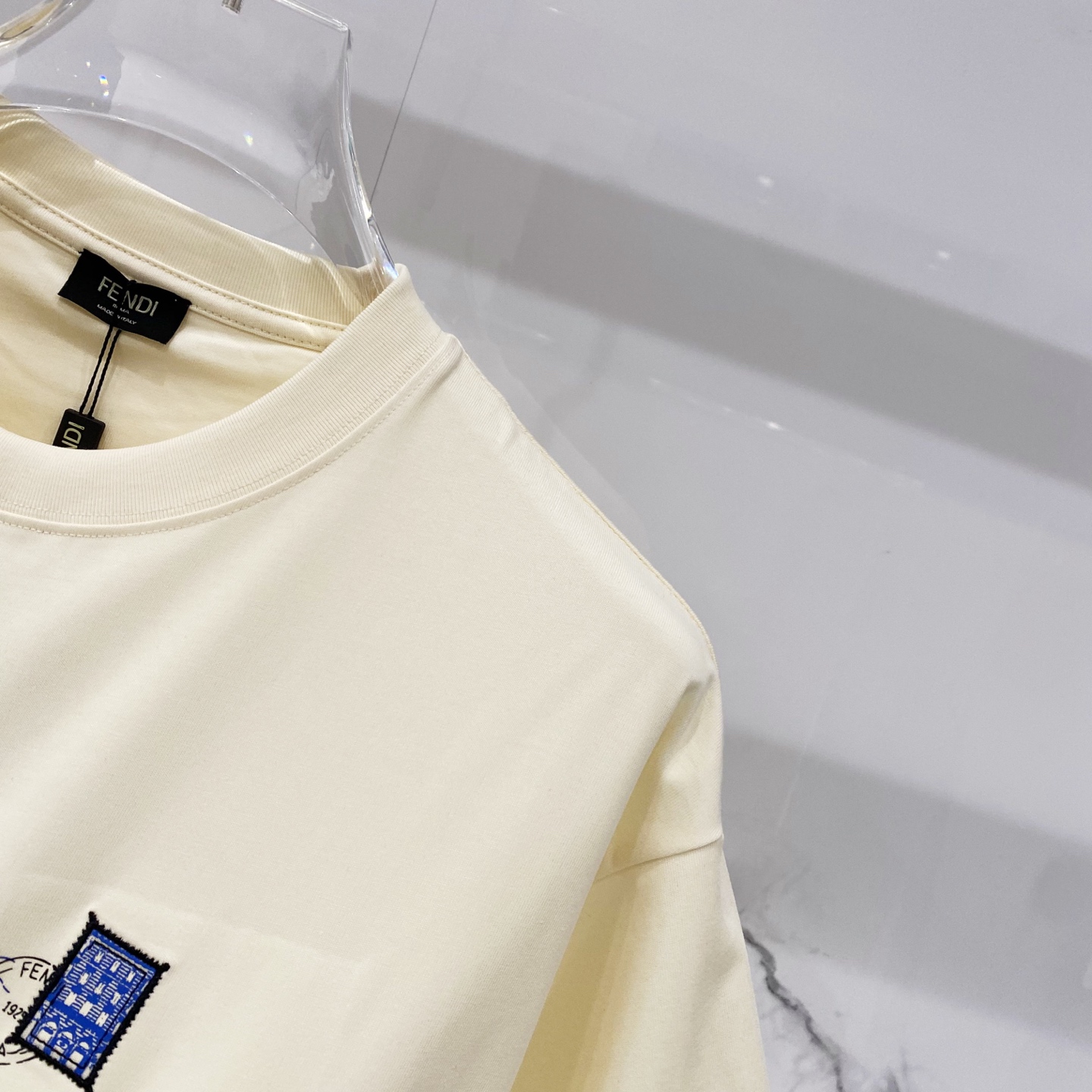 💰80
FENDI-芬迪/纯棉260克圆领T恤
前后幅字母图案印花LOGO标识小眼睛五金
纯原品质 原版面料100 ％棉质
百搭时尚 轻奢潮流
吊牌 领标 洗水 三标齐全
尺码:XS-L
颜色:黑色.杏色