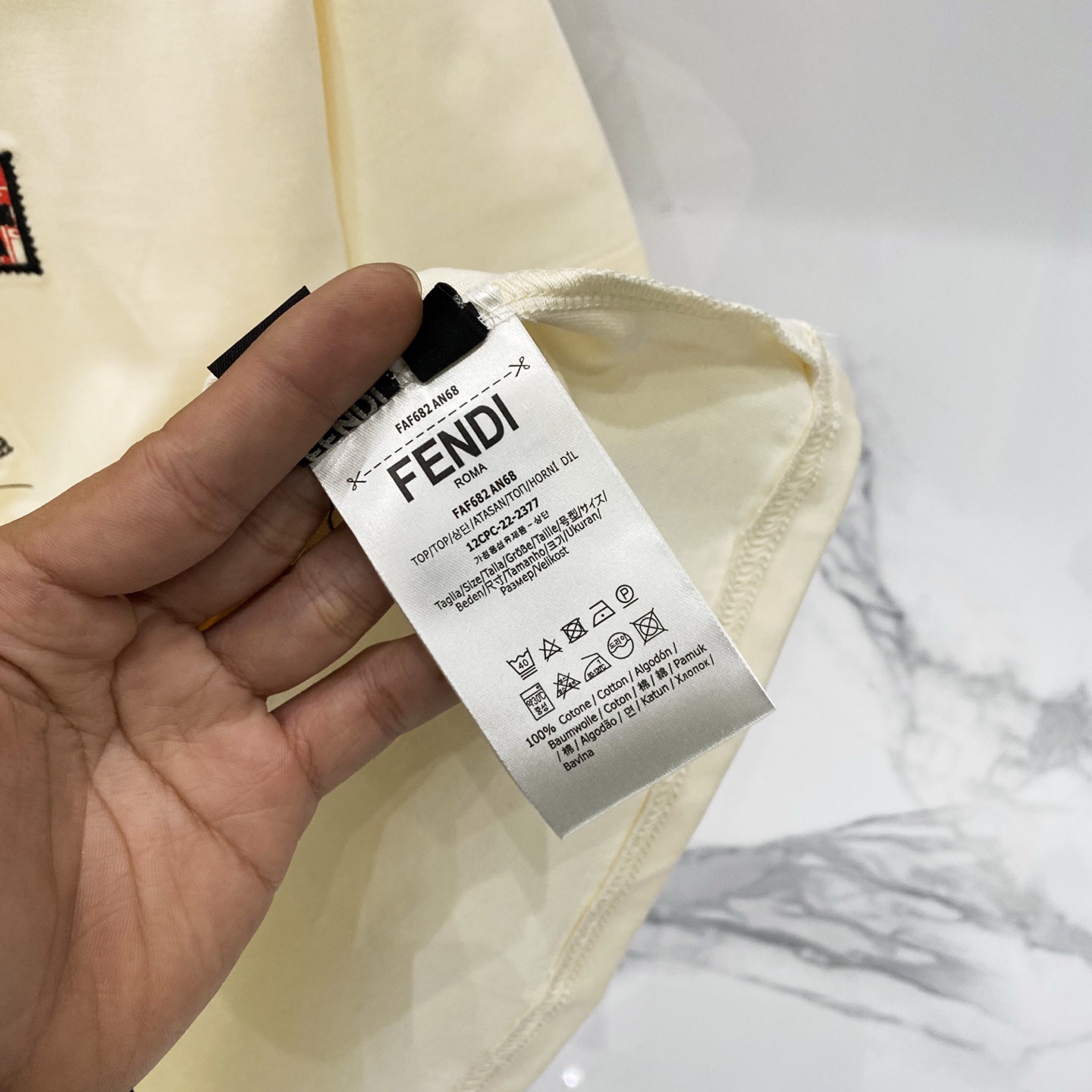 💰80
FENDI-芬迪/纯棉260克圆领T恤
前后幅字母图案印花LOGO标识小眼睛五金
纯原品质 原版面料100 ％棉质
百搭时尚 轻奢潮流
吊牌 领标 洗水 三标齐全
尺码:XS-L
颜色:黑色.杏色