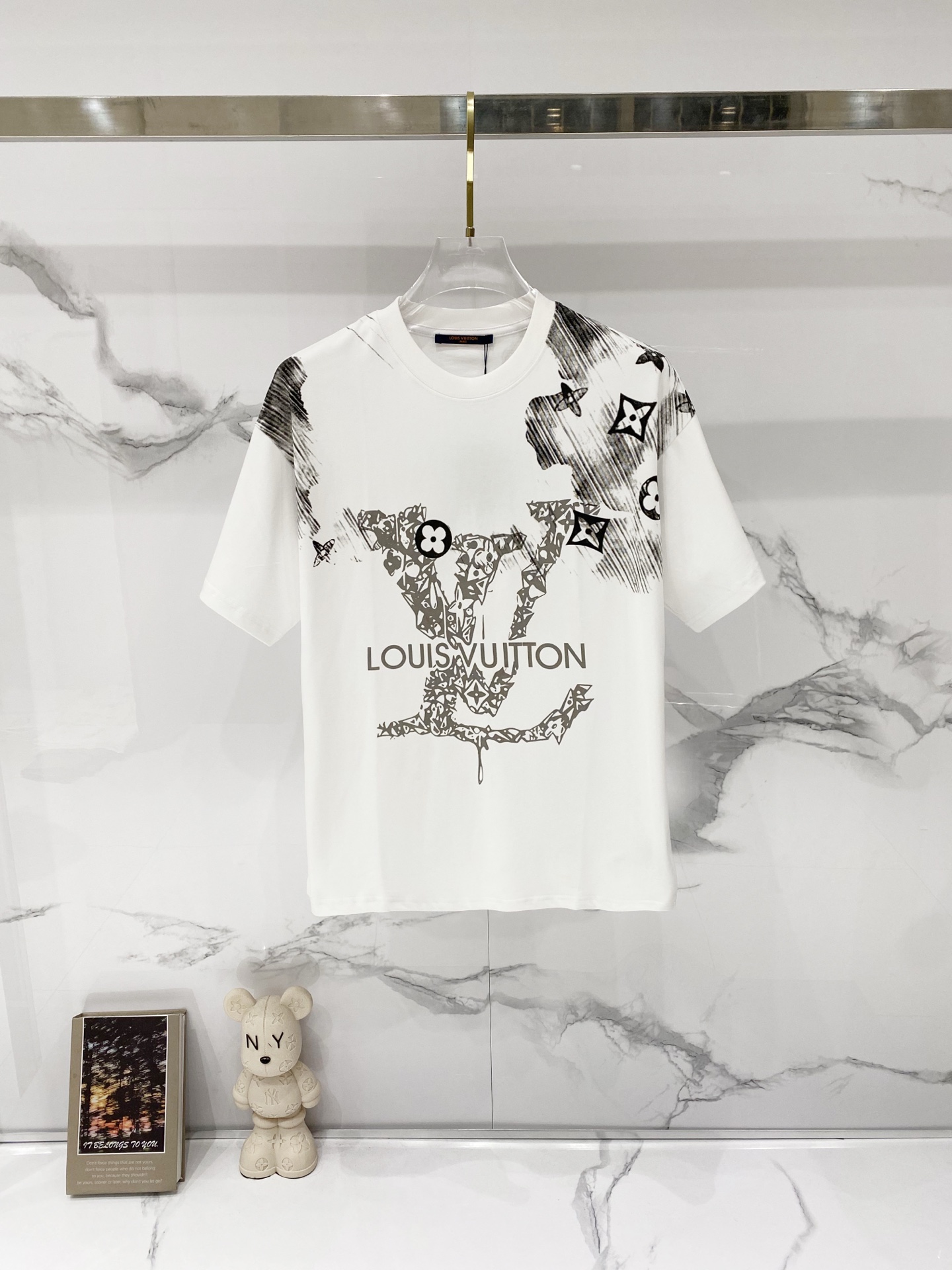 P75 louis Vuitton/Louis Vuitton - Camiseta de puro algodón de 260 g con cuello redondo y letras grandes con estampado d…