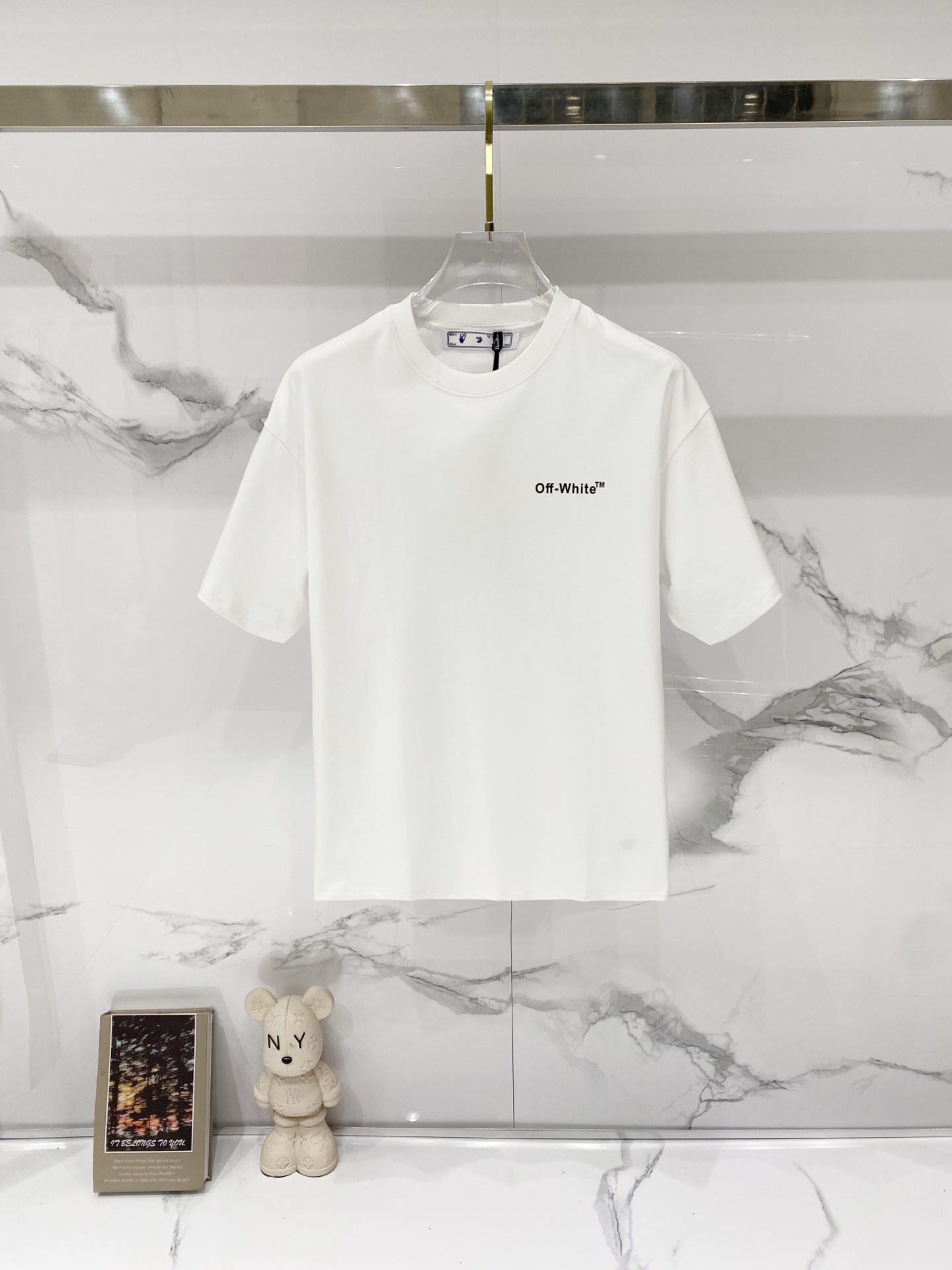 P75 OFF-white/ Camiseta de cuello redondo de algodón puro de 260 gramos, con logotipo de letras pequeñas y hueso 🦴, es…