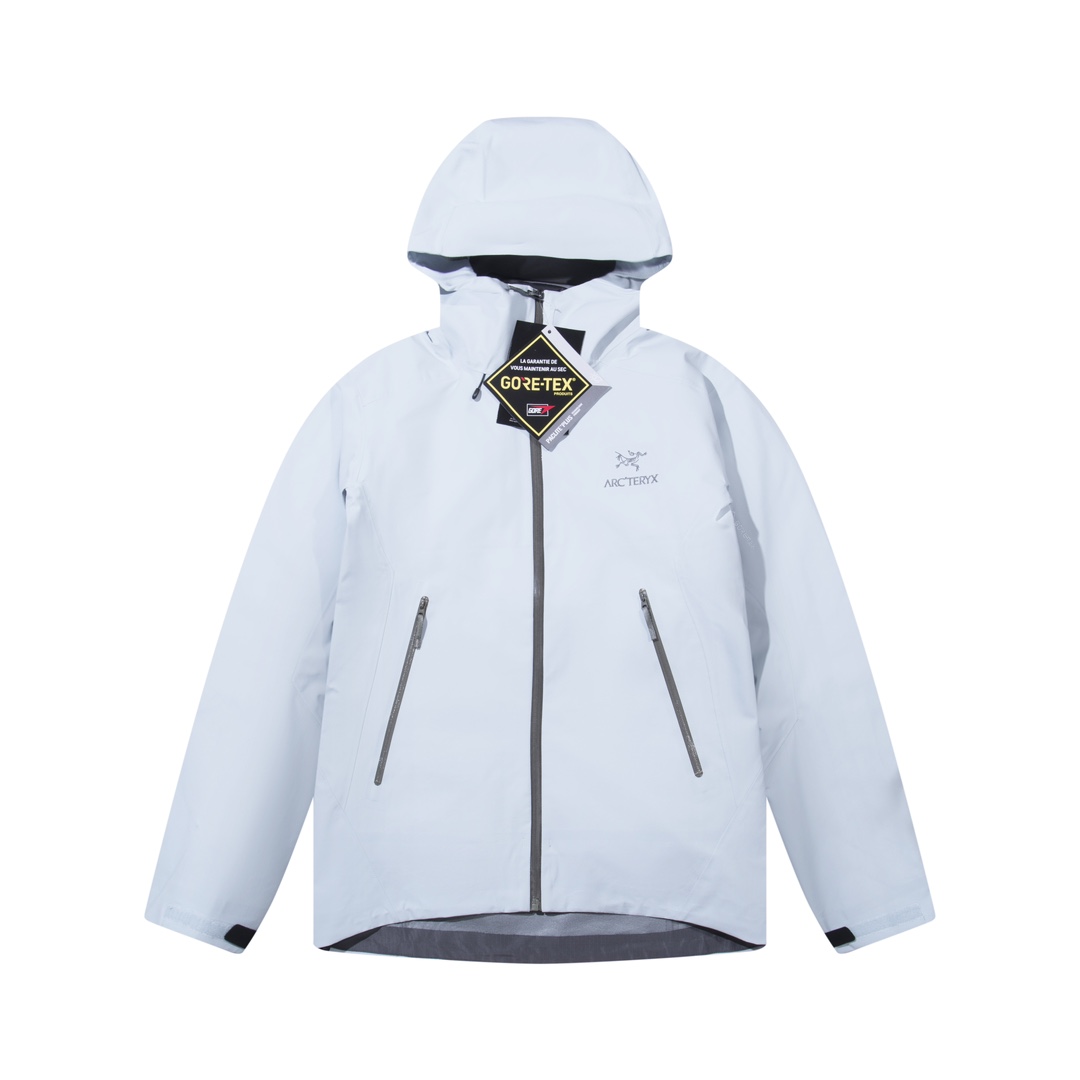 La chaqueta ARC'TERYX GORE-TEX es una chaqueta de plumón tres en uno resistente al agua para exteriores. El forro es un…
