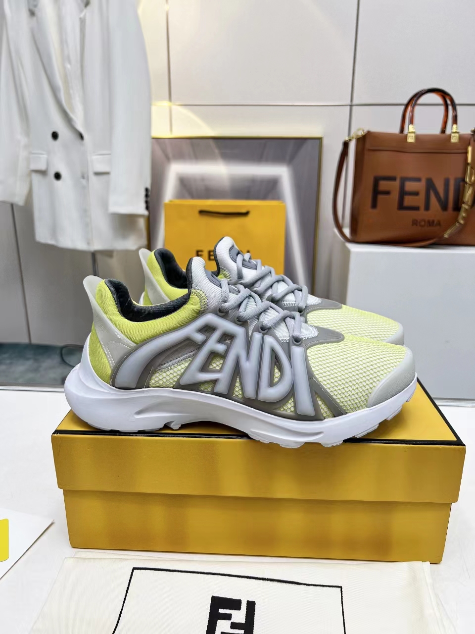 2024 fendi 最新款休闲运动男鞋，白色高科技网面材质，轻盈柔韧橡胶跑步鞋。
四个颜色任你挑，喜欢的欢迎下单过来
码数40-46