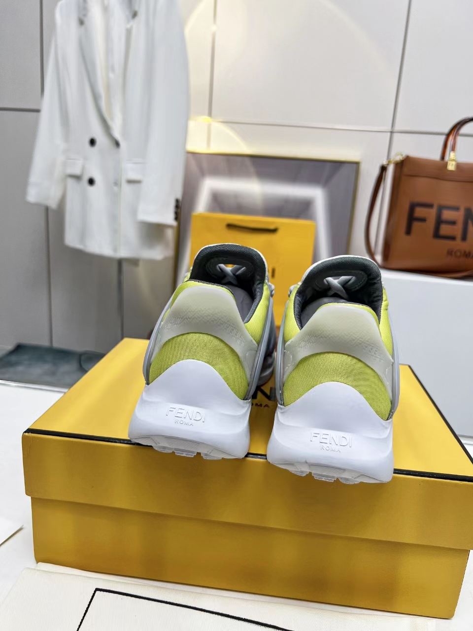 2024 fendi 最新款休闲运动男鞋，白色高科技网面材质，轻盈柔韧橡胶跑步鞋。
四个颜色任你挑，喜欢的欢迎下单过来
码数40-46