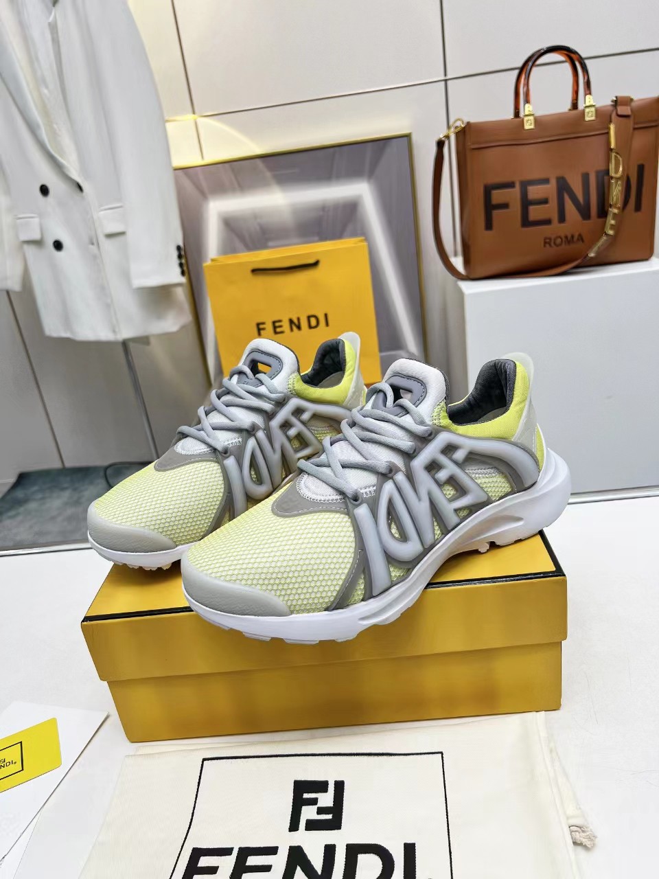 2024 fendi 最新款休闲运动男鞋，白色高科技网面材质，轻盈柔韧橡胶跑步鞋。
四个颜色任你挑，喜欢的欢迎下单过来
码数40-46