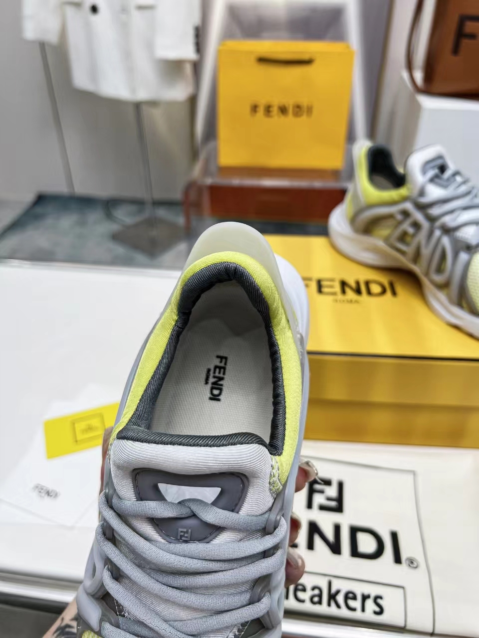 2024 fendi 最新款休闲运动男鞋，白色高科技网面材质，轻盈柔韧橡胶跑步鞋。
四个颜色任你挑，喜欢的欢迎下单过来
码数40-46