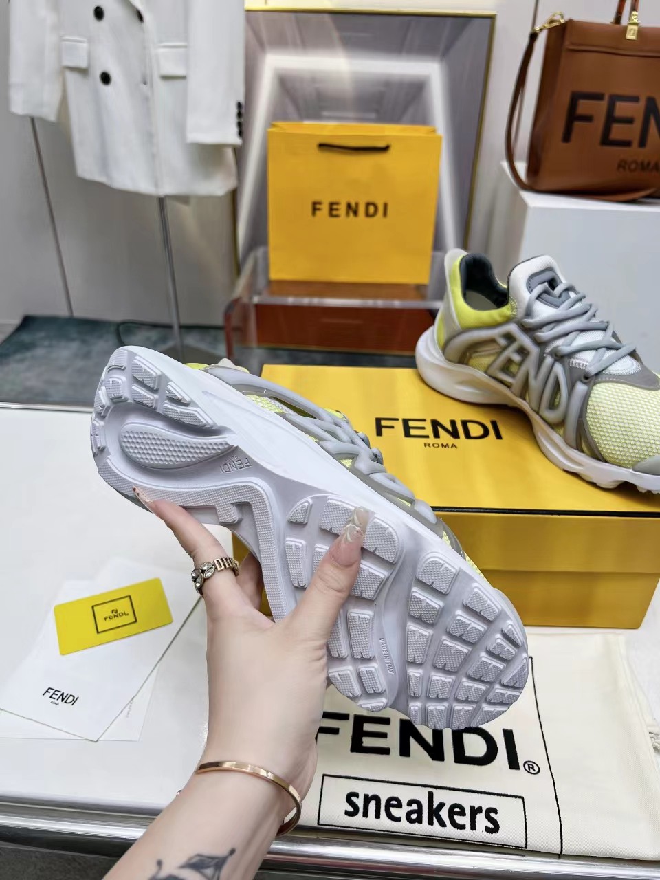 2024 fendi 最新款休闲运动男鞋，白色高科技网面材质，轻盈柔韧橡胶跑步鞋。
四个颜色任你挑，喜欢的欢迎下单过来
码数40-46