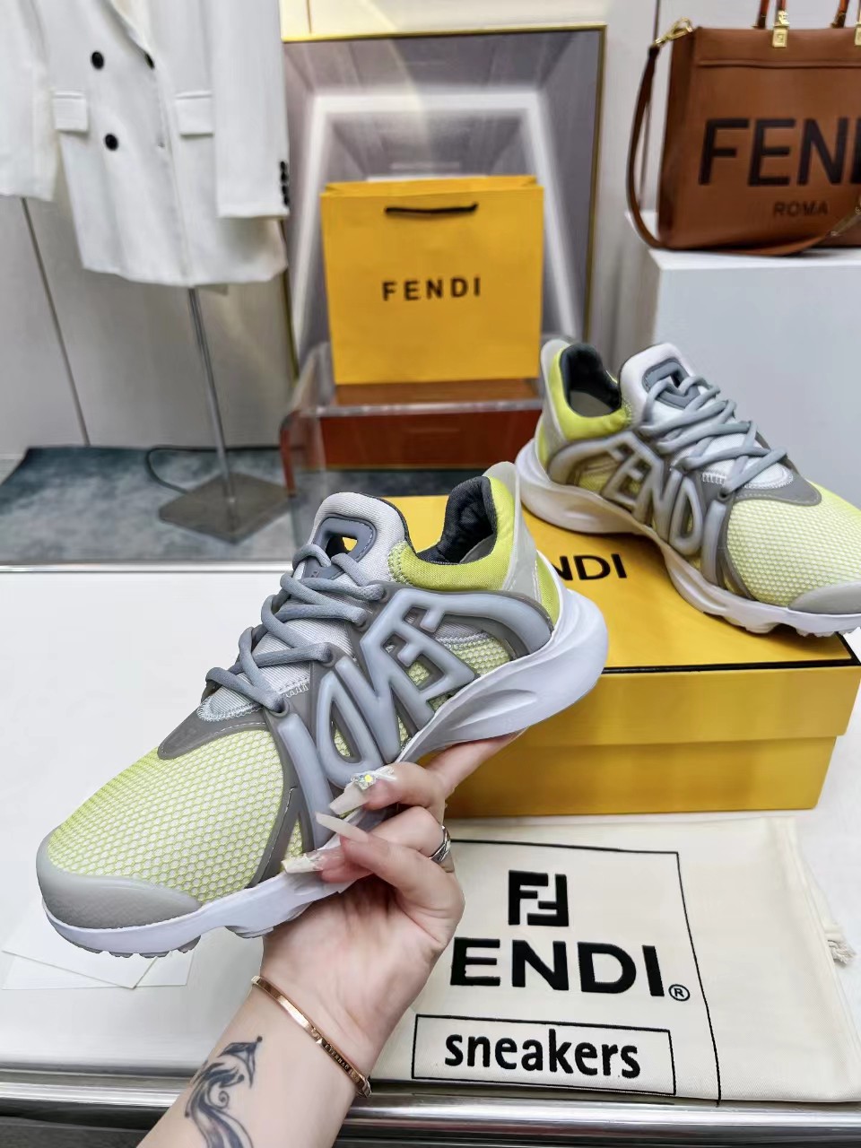 2024 fendi 最新款休闲运动男鞋，白色高科技网面材质，轻盈柔韧橡胶跑步鞋。
四个颜色任你挑，喜欢的欢迎下单过来
码数40-46