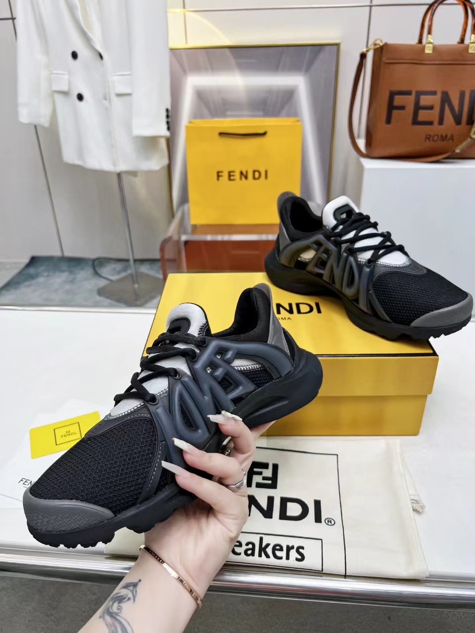 2024 fendi 最新款休闲运动男鞋，白色高科技网面材质，轻盈柔韧橡胶跑步鞋。
四个颜色任你挑，喜欢的欢迎下单过来
码数40-46码