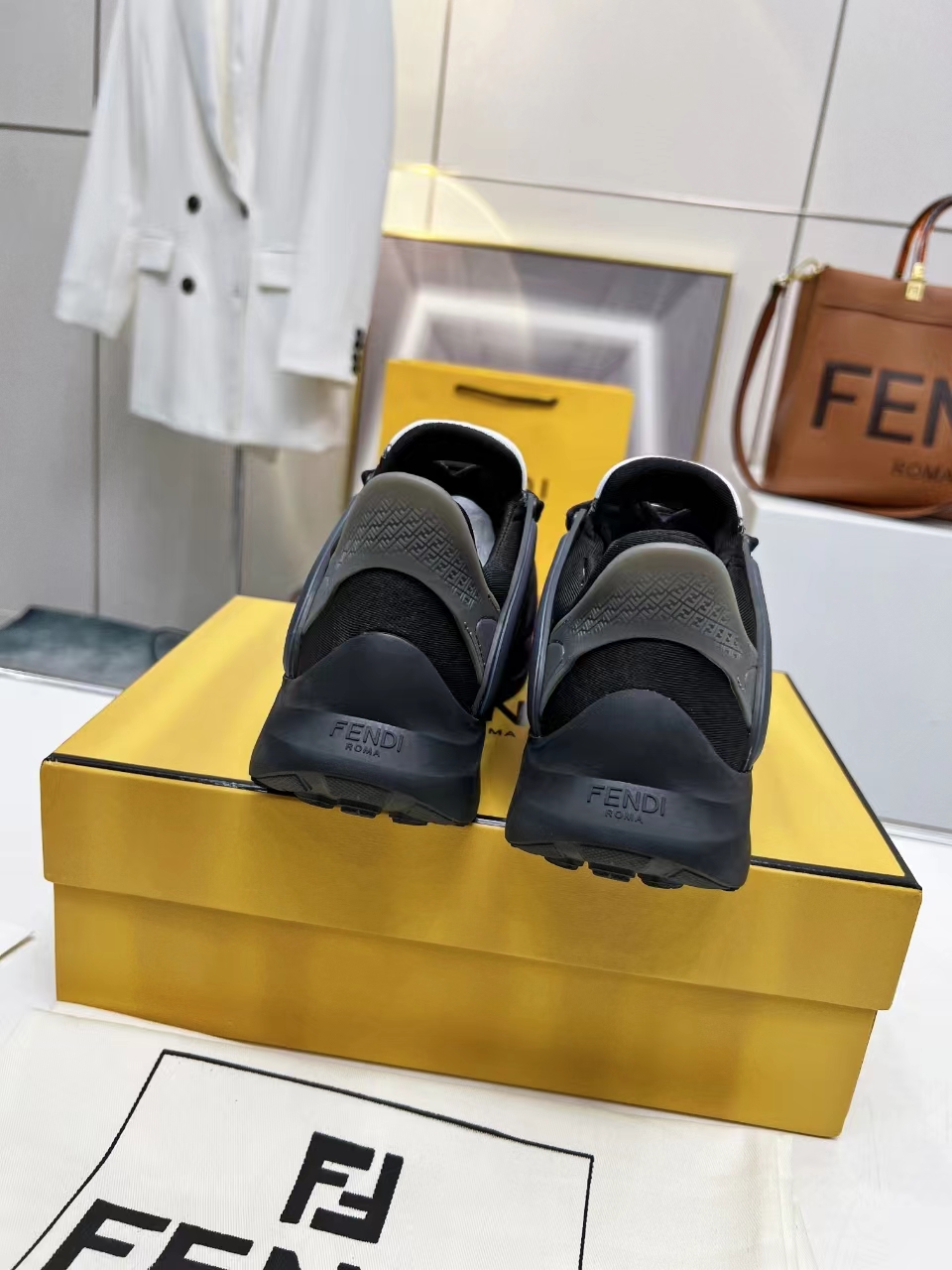 2024 fendi 最新款休闲运动男鞋，白色高科技网面材质，轻盈柔韧橡胶跑步鞋。
四个颜色任你挑，喜欢的欢迎下单过来
码数40-46码