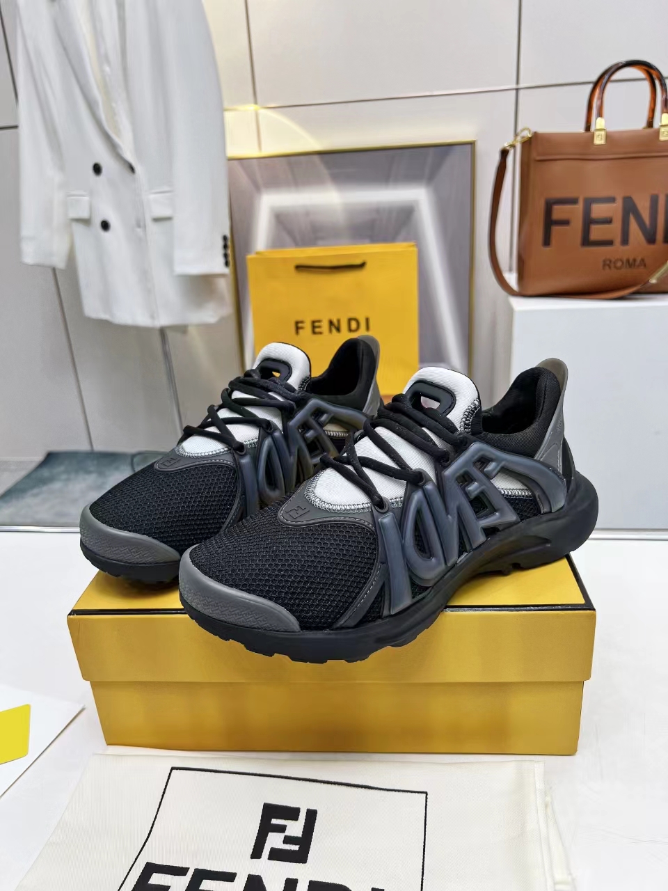 2024 fendi 最新款休闲运动男鞋，白色高科技网面材质，轻盈柔韧橡胶跑步鞋。
四个颜色任你挑，喜欢的欢迎下单过来
码数40-46码