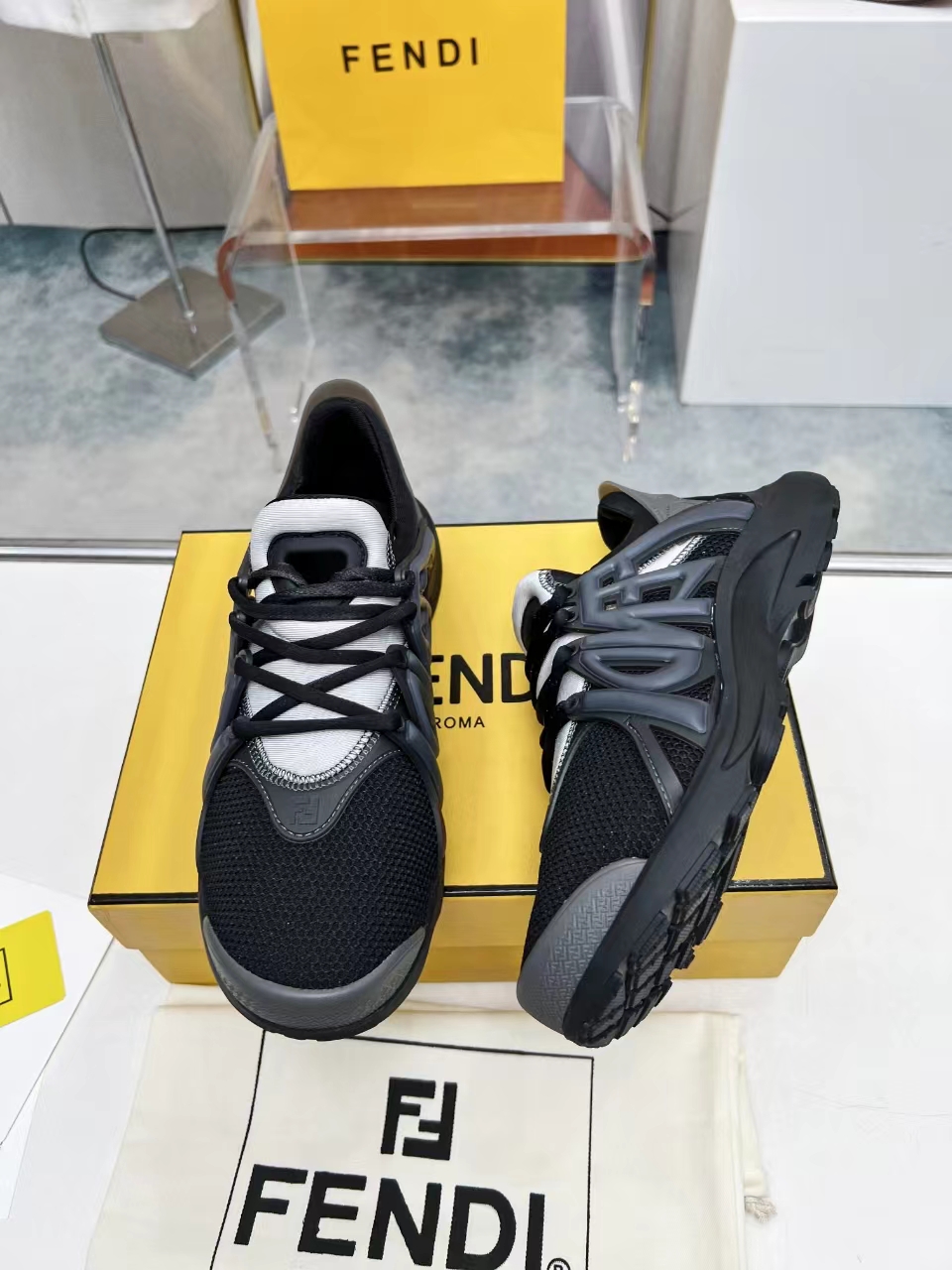 2024 fendi 最新款休闲运动男鞋，白色高科技网面材质，轻盈柔韧橡胶跑步鞋。
四个颜色任你挑，喜欢的欢迎下单过来
码数40-46码