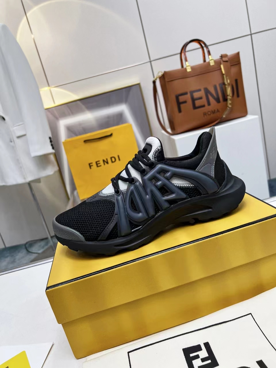 2024 fendi 最新款休闲运动男鞋，白色高科技网面材质，轻盈柔韧橡胶跑步鞋。
四个颜色任你挑，喜欢的欢迎下单过来
码数40-46码